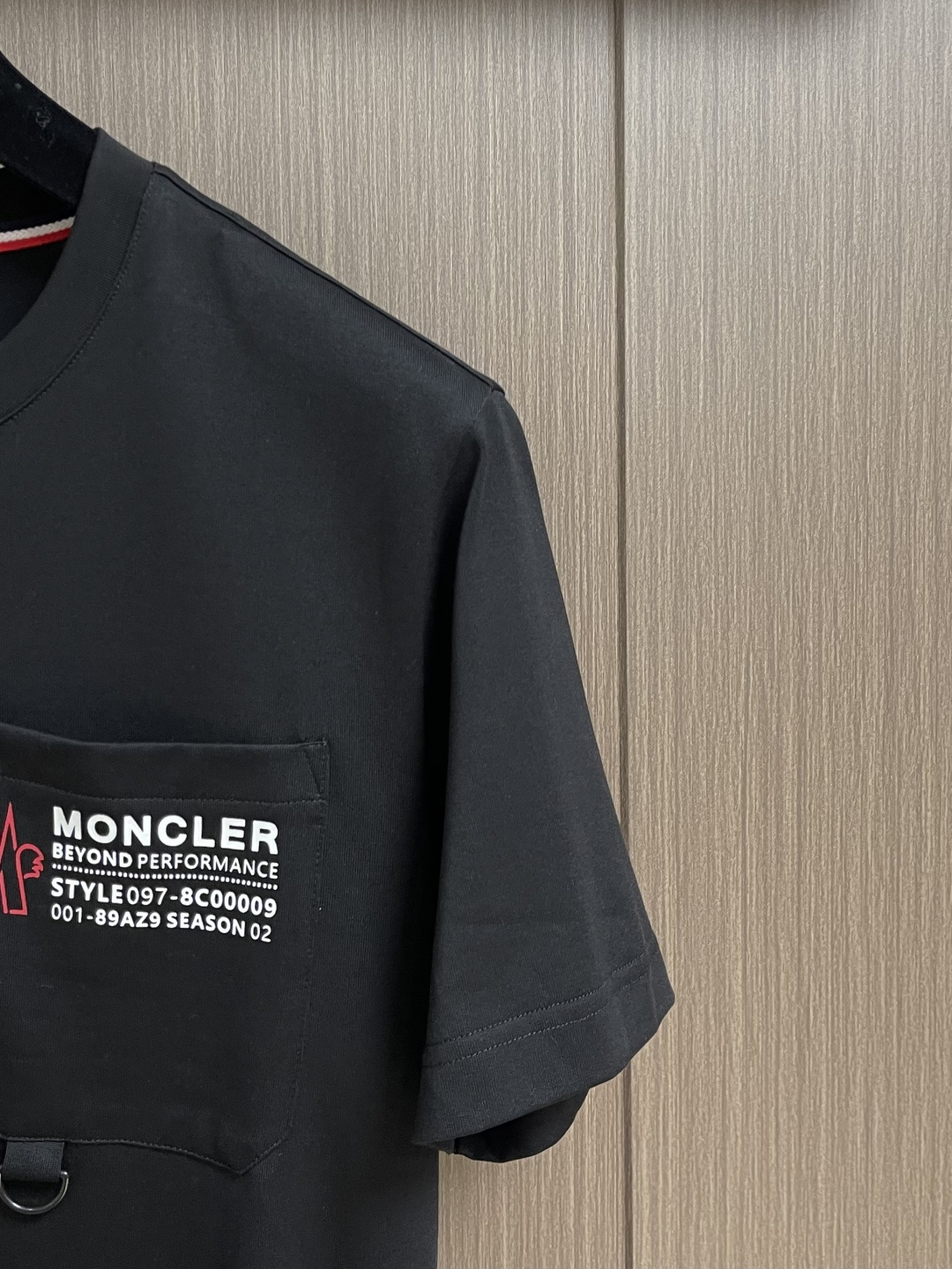 Moncler 2026SS早春新品短袖T恤，黑白双色诠释极简格调。胸前工装风口袋搭配标识性字母印花，后