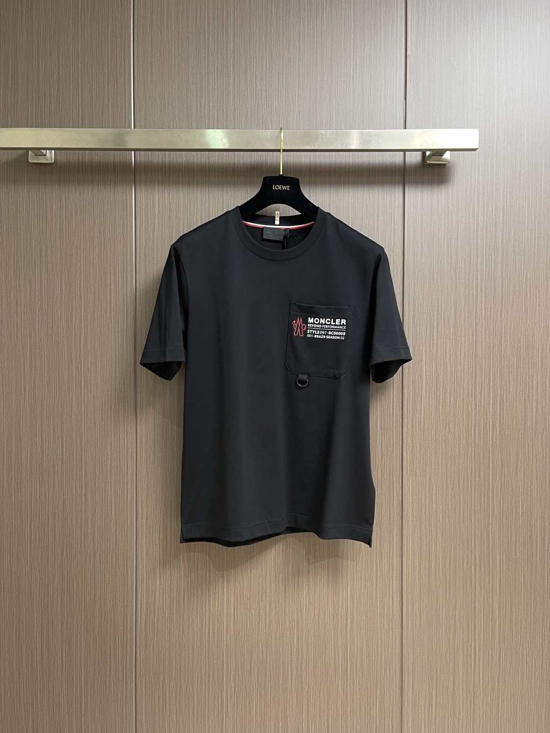 Moncler 2026SS早春新品短袖T恤，黑白双色诠释极简格调。胸前工装风口袋搭配标识性字母印花，后