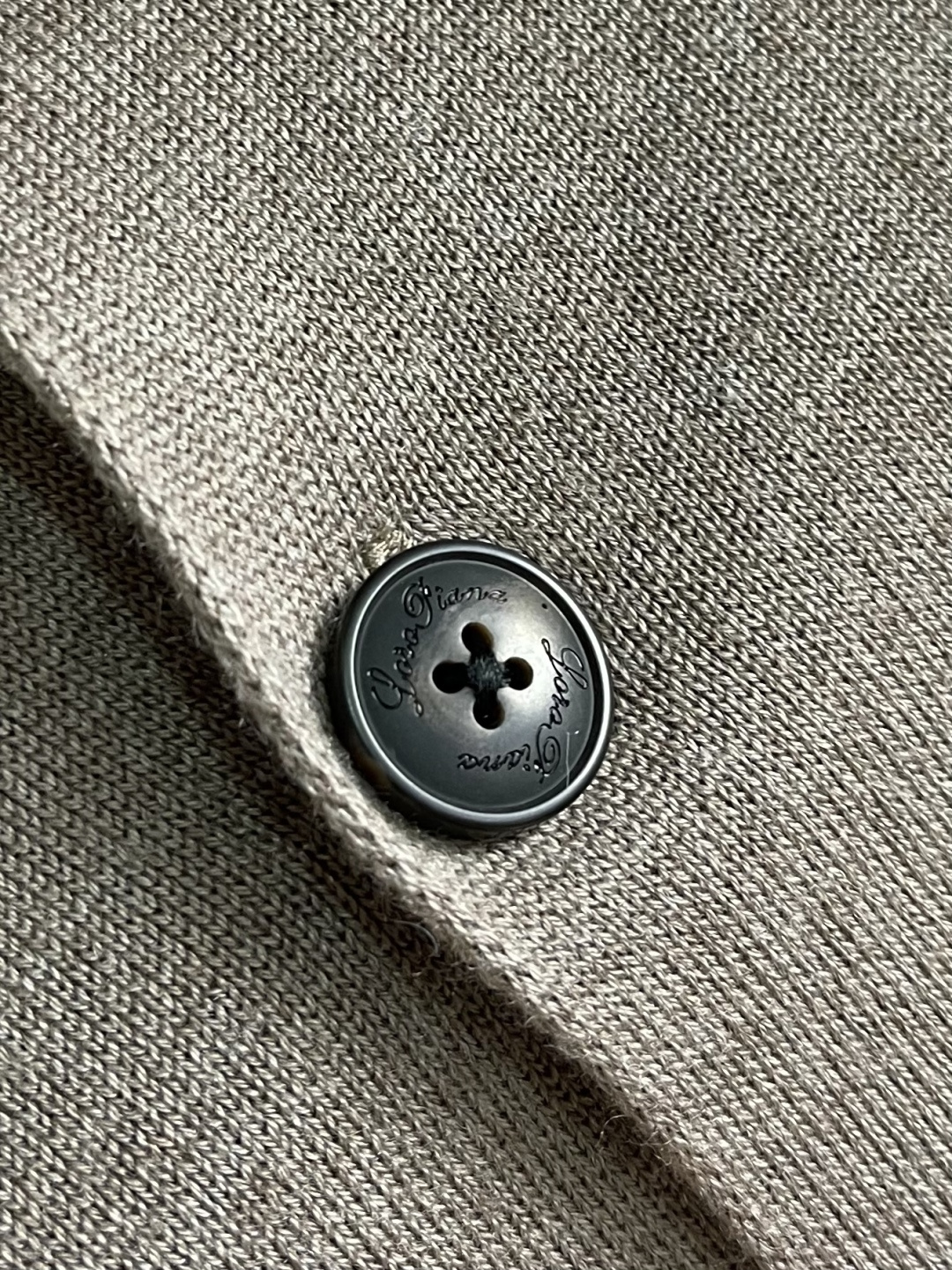 lp🆕 LoroPiana 新款老钱风休闲针织毛衣开衫，触感柔软亲肤，视觉上很精致、有质感、高贵，非常简