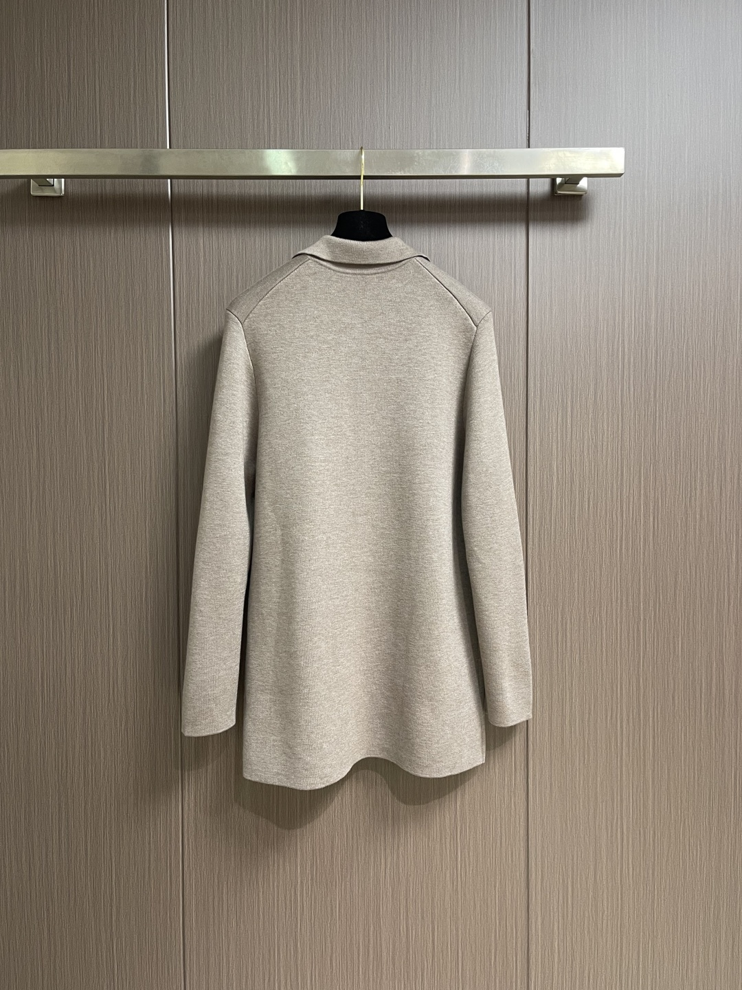 lp🆕 LoroPiana 新款老钱风休闲针织毛衣开衫，触感柔软亲肤，视觉上很精致、有质感、高贵，非常简