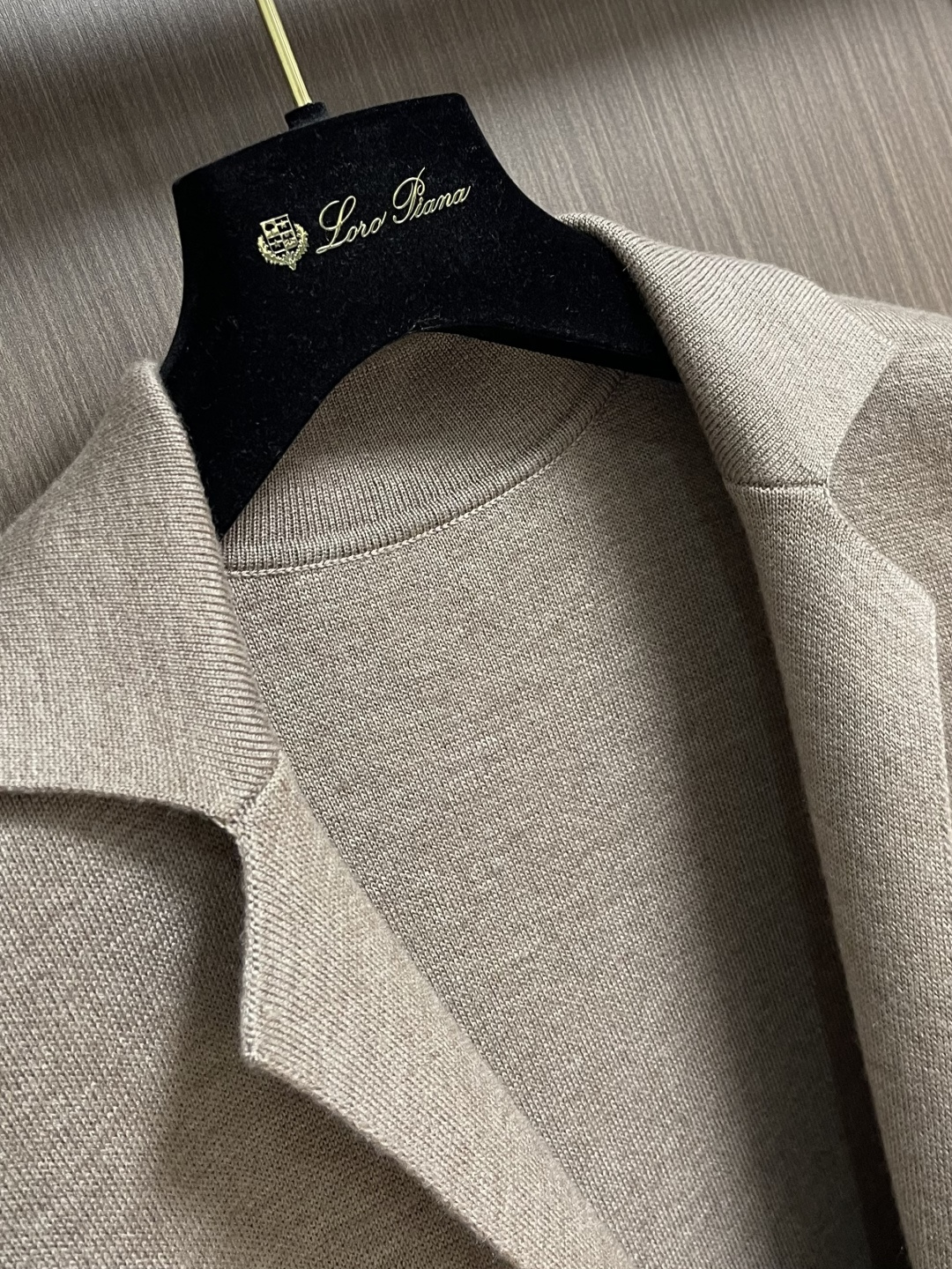 lp🆕 LoroPiana 新款老钱风休闲针织毛衣开衫，触感柔软亲肤，视觉上很精致、有质感、高贵，非常简