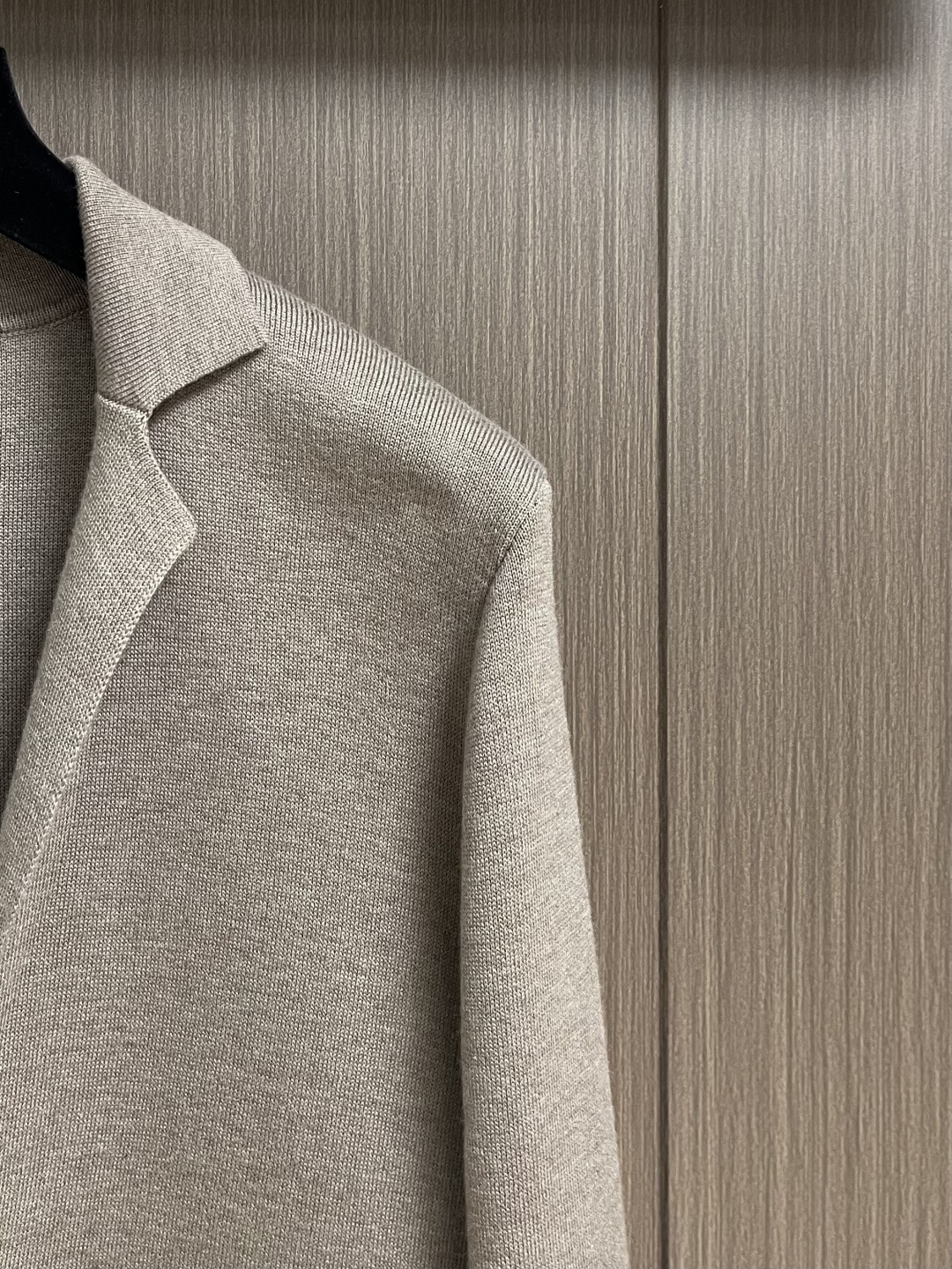 lp🆕 LoroPiana 新款老钱风休闲针织毛衣开衫，触感柔软亲肤，视觉上很精致、有质感、高贵，非常简