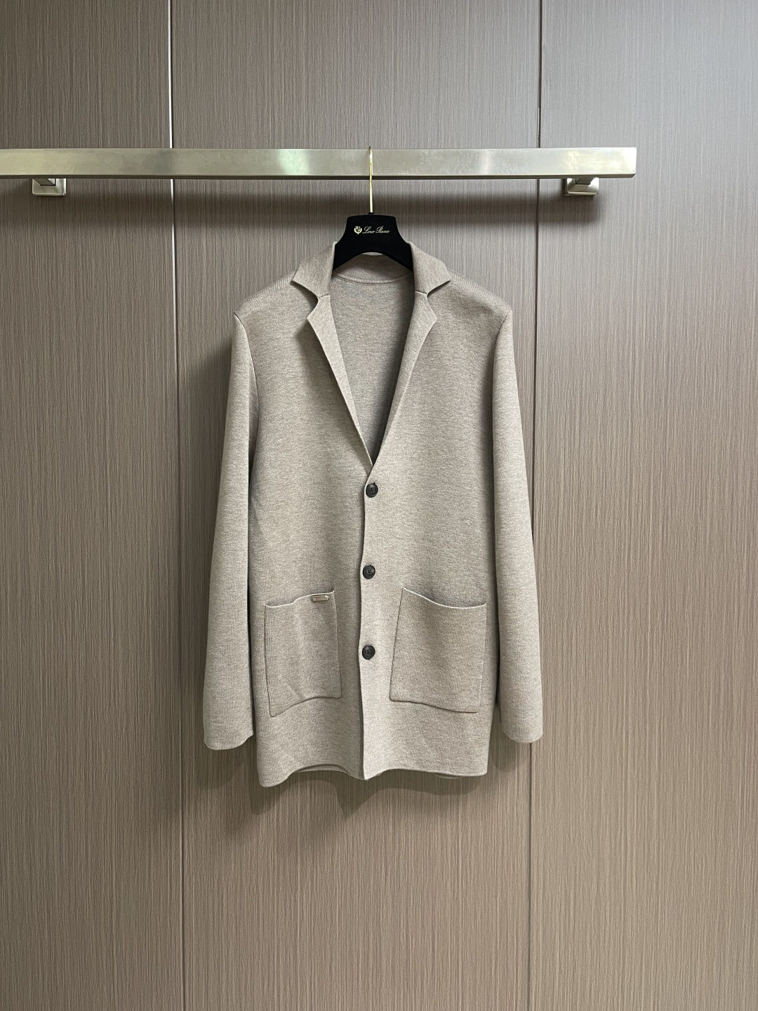 lp🆕 LoroPiana 新款老钱风休闲针织毛衣开衫，触感柔软亲肤，视觉上很精致、有质感、高贵，非常简