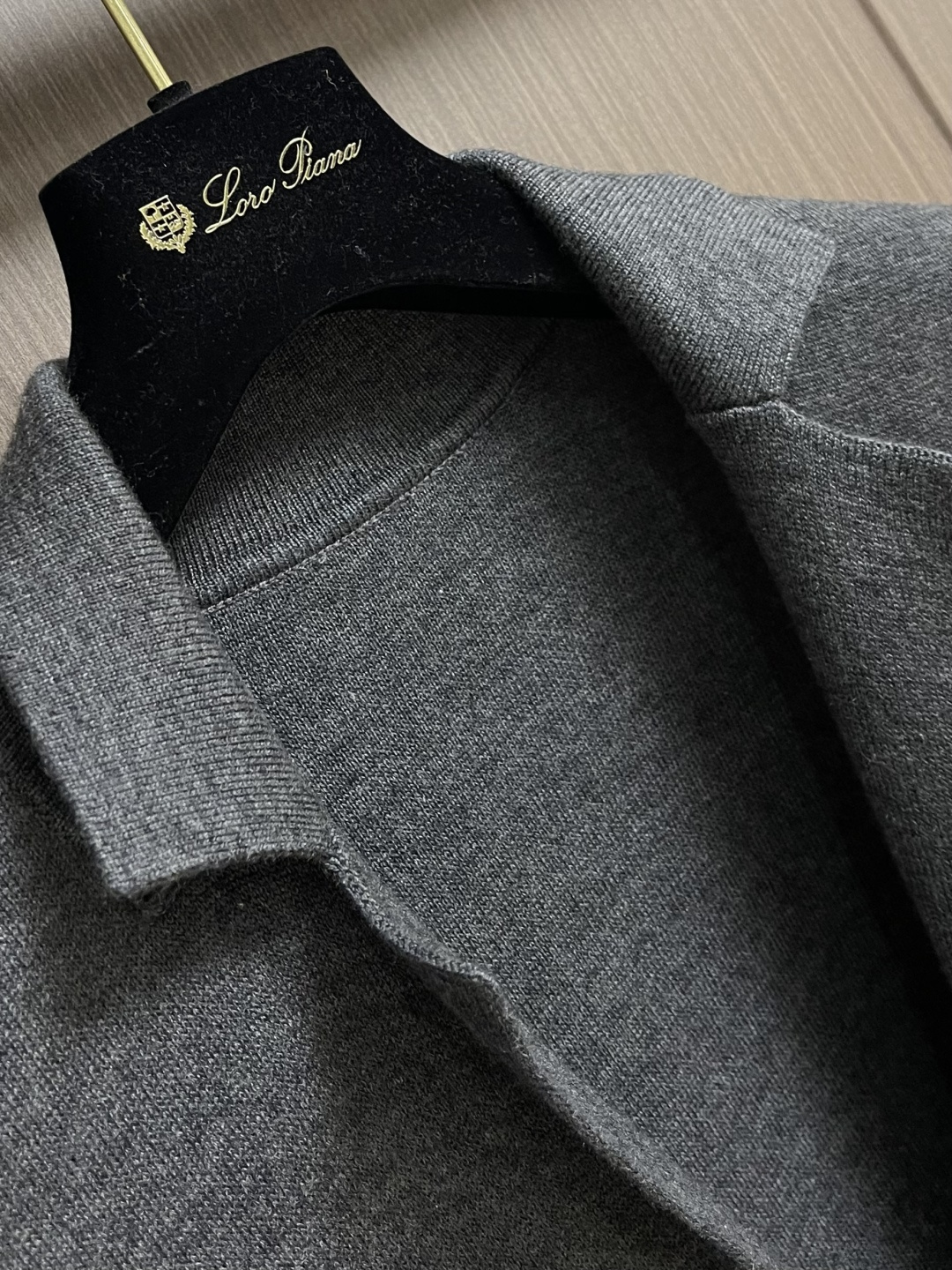 lp🆕 LoroPiana 新款老钱风休闲针织毛衣开衫，触感柔软亲肤，视觉上很精致、有质感、高贵，非常简