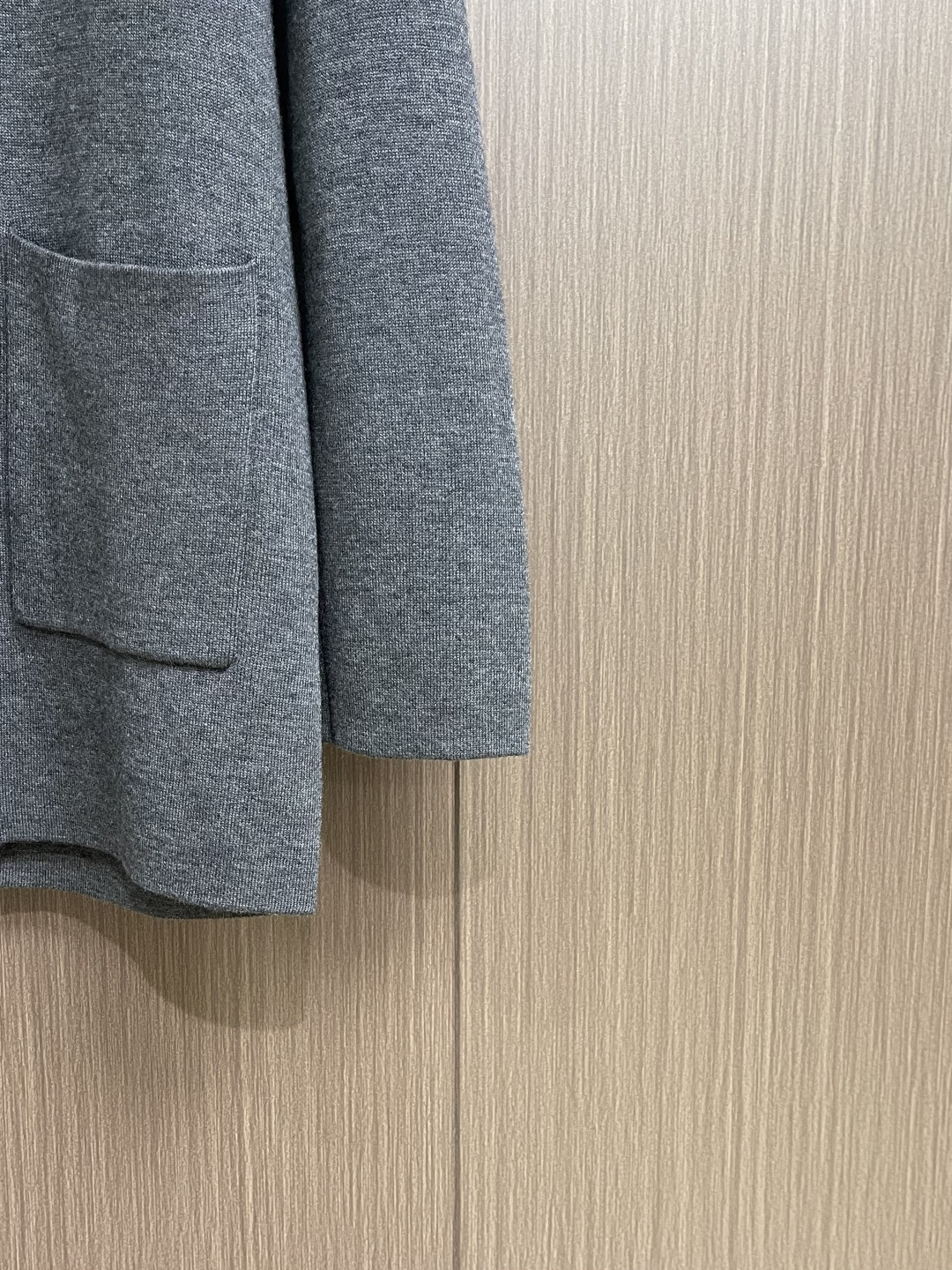 lp🆕 LoroPiana 新款老钱风休闲针织毛衣开衫，触感柔软亲肤，视觉上很精致、有质感、高贵，非常简