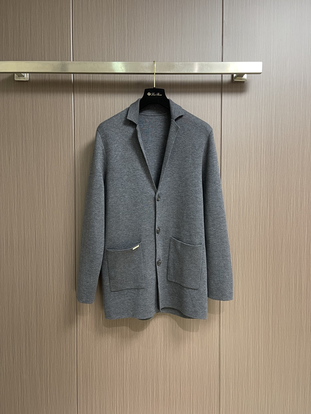 lp🆕 LoroPiana 新款老钱风休闲针织毛衣开衫，触感柔软亲肤，视觉上很精致、有质感、高贵，非常简