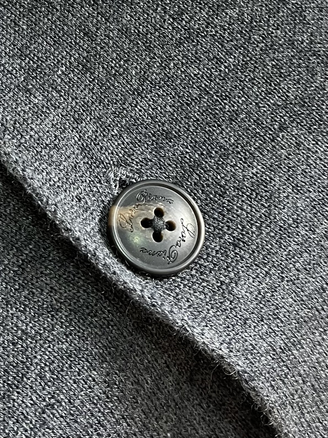 lp🆕 LoroPiana 新款老钱风休闲针织毛衣开衫，触感柔软亲肤，视觉上很精致、有质感、高贵，非常简