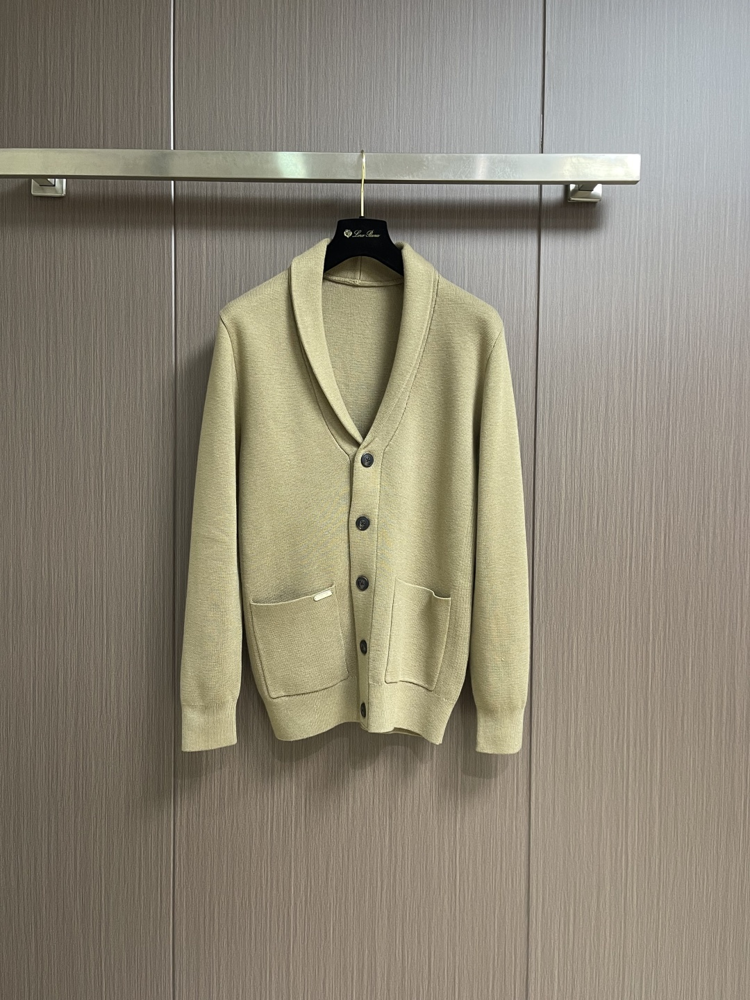 NO:726814,LP Loropiana's new old-money style casual knitted sweater cardigan, soft to the touch and skin-friendly, visually exquisite, textured, noble, very simple and very high-quality. The unique neutral tone instantly brightens up your overall look. The classic and fashionable lapel design is simple yet stylish. Sizes M-3XL,,loro piana,loro piana,sweaters,19860909LP Loropiana 新款老钱风休闲针织毛衣开衫,触感柔软亲肤,视觉上很精致、有质感、高贵,非常简单也很显品质.独特的中性色调,瞬间点亮你的整体造型,经典与时尚融合的翻领设计,简约而不失格调.尺码M-3XL,,loro piana,loro piana,sweaters,,Men's clothing