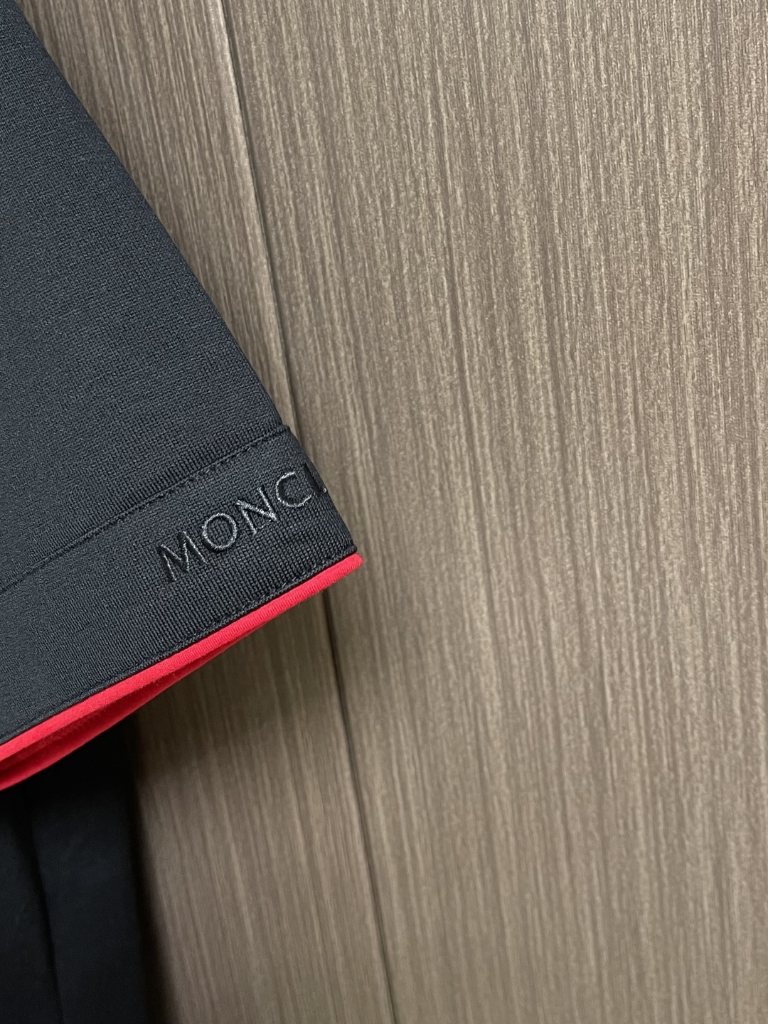 MONCLER 2026SS春夏短袖T恤，这款短袖面料采用32支双股新疆长绒棉紧密圆领短袖，领口用耐洗防