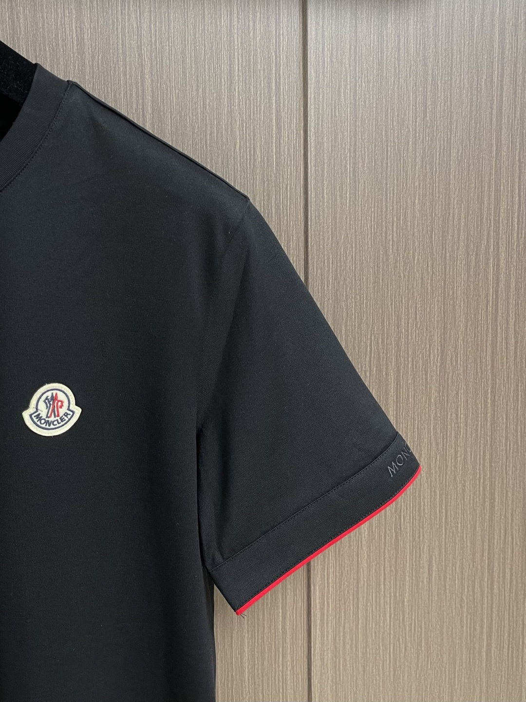 MONCLER 2026SS春夏短袖T恤，这款短袖面料采用32支双股新疆长绒棉紧密圆领短袖，领口用耐洗防