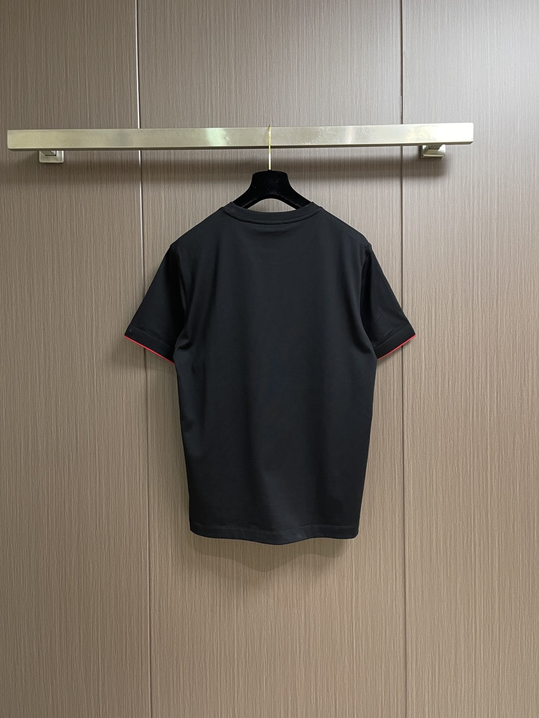 MONCLER 2026SS春夏短袖T恤，这款短袖面料采用32支双股新疆长绒棉紧密圆领短袖，领口用耐洗防