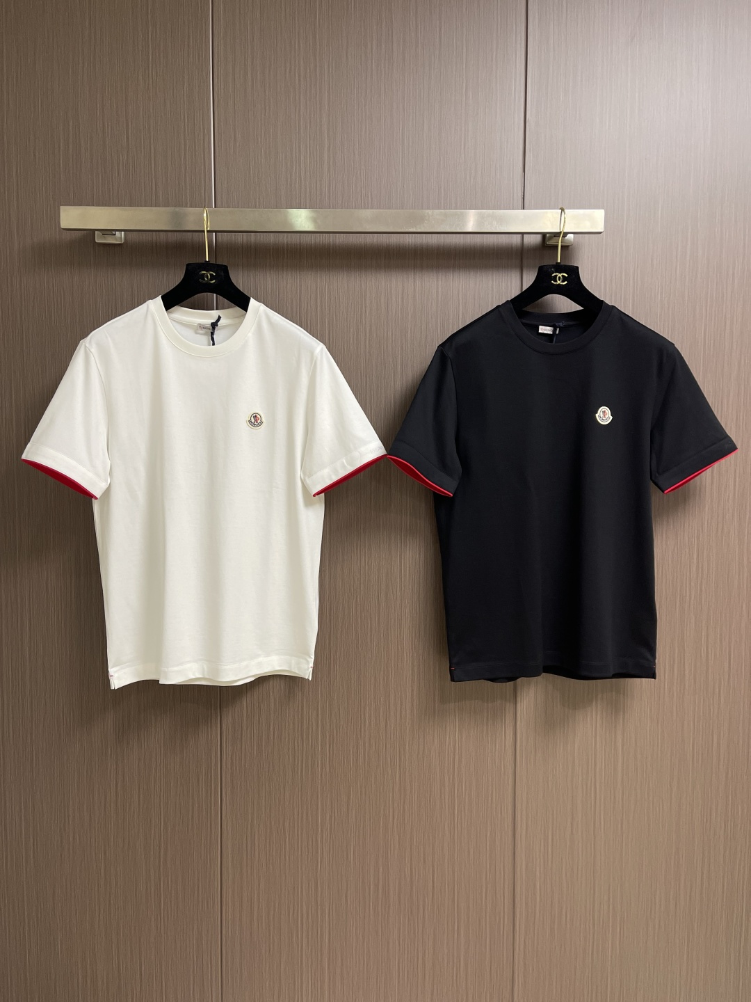 MONCLER 2026SS春夏短袖T恤，这款短袖面料采用32支双股新疆长绒棉紧密圆领短袖，领口用耐洗防