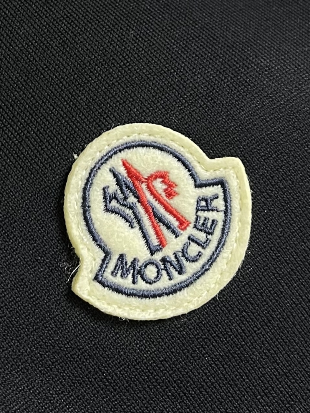 MONCLER 2026SS春夏短袖T恤，这款短袖面料采用32支双股新疆长绒棉紧密圆领短袖，领口用耐洗防