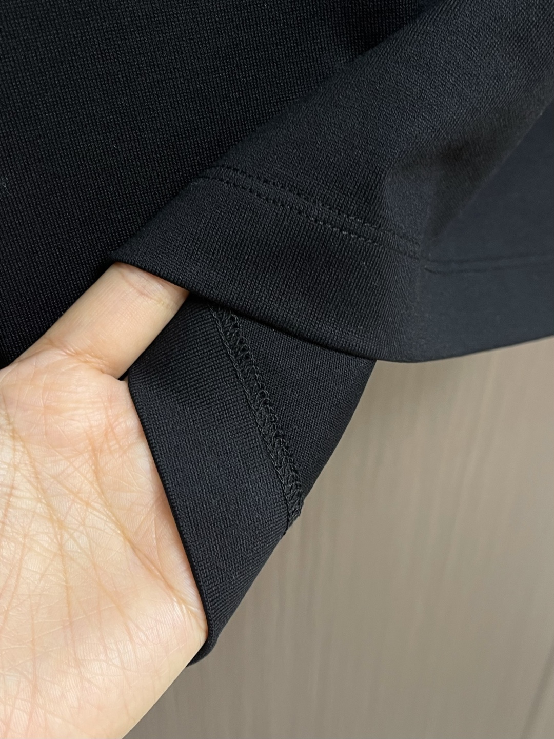 MONCLER 2026SS春夏短袖T恤，这款短袖面料采用32支双股新疆长绒棉紧密圆领短袖，领口用耐洗防