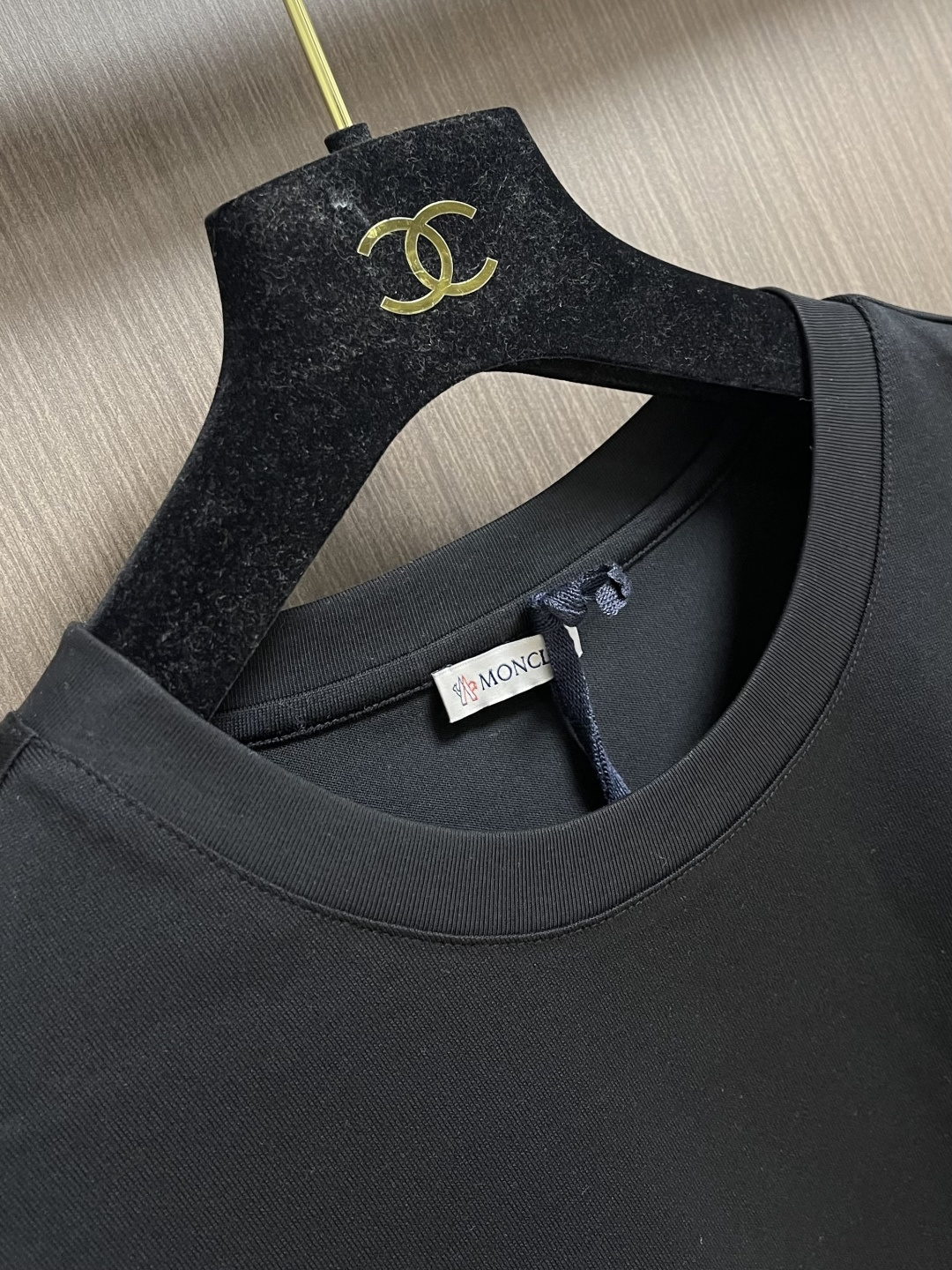 MONCLER 2026SS春夏短袖T恤，这款短袖面料采用32支双股新疆长绒棉紧密圆领短袖，领口用耐洗防