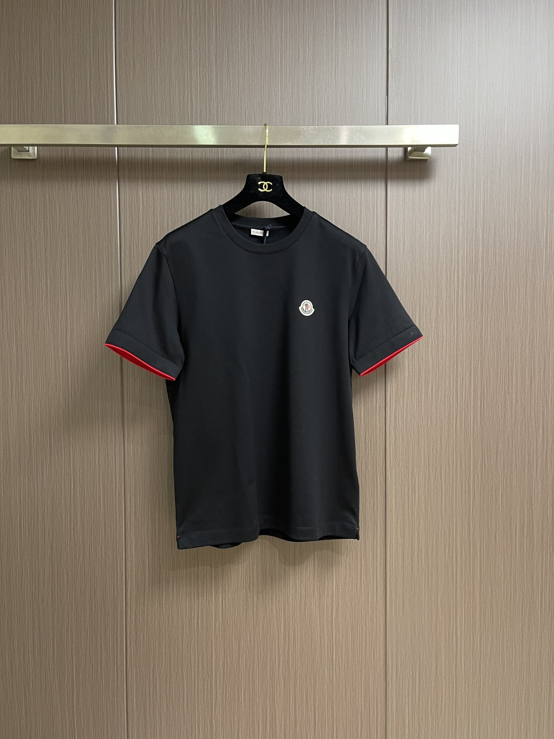 MONCLER 2026SS春夏短袖T恤，这款短袖面料采用32支双股新疆长绒棉紧密圆领短袖，领口用耐洗防