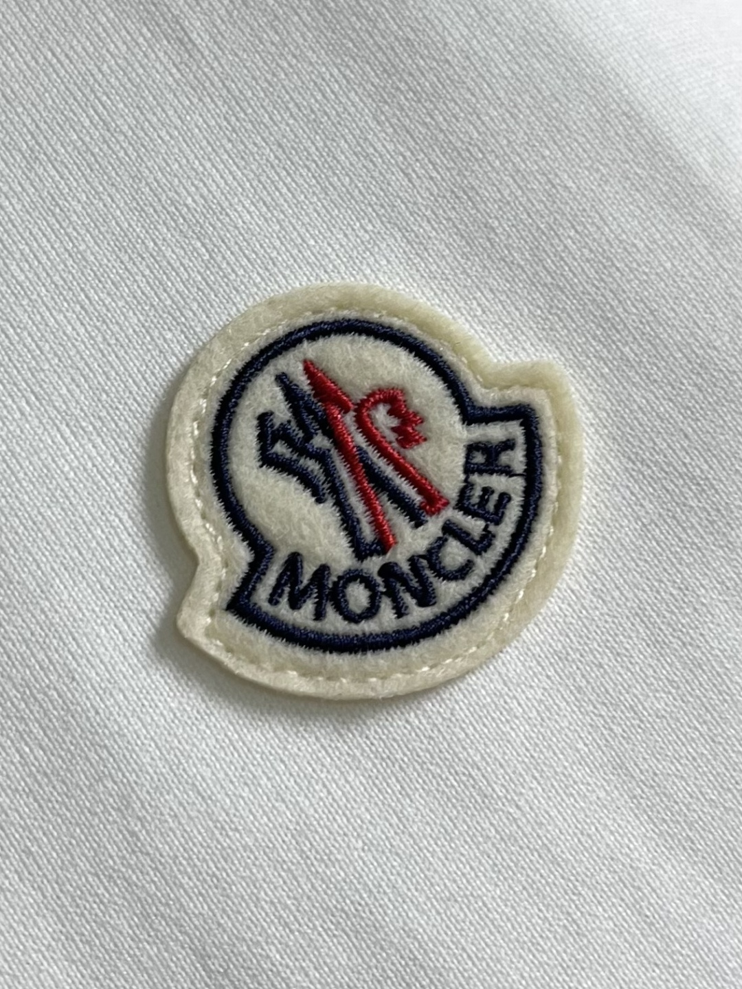MONCLER 2026SS春夏短袖T恤，这款短袖面料采用32支双股新疆长绒棉紧密圆领短袖，领口用耐洗防