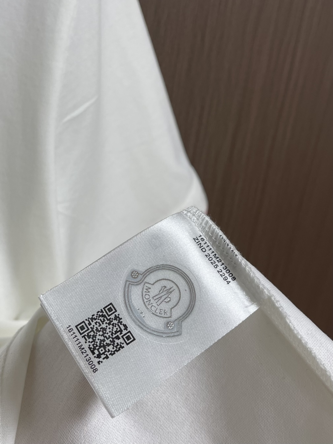 MONCLER 2026SS春夏短袖T恤，这款短袖面料采用32支双股新疆长绒棉紧密圆领短袖，领口用耐洗防