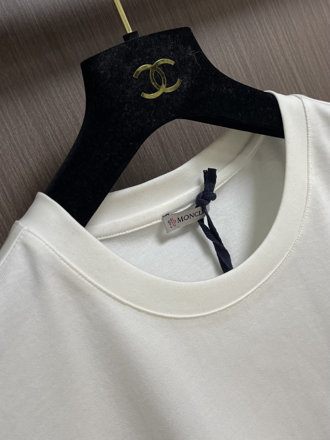 MONCLER 2026SS春夏短袖T恤，这款短袖面料采用32支双股新疆长绒棉紧密圆领短袖，领口用耐洗防