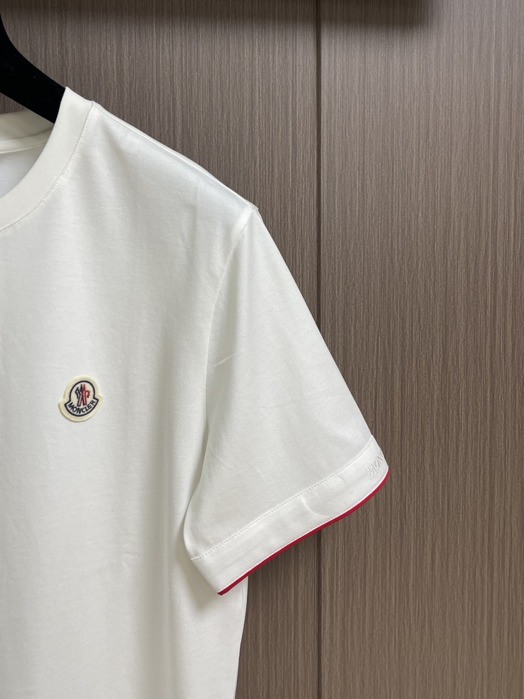 MONCLER 2026SS春夏短袖T恤，这款短袖面料采用32支双股新疆长绒棉紧密圆领短袖，领口用耐洗防