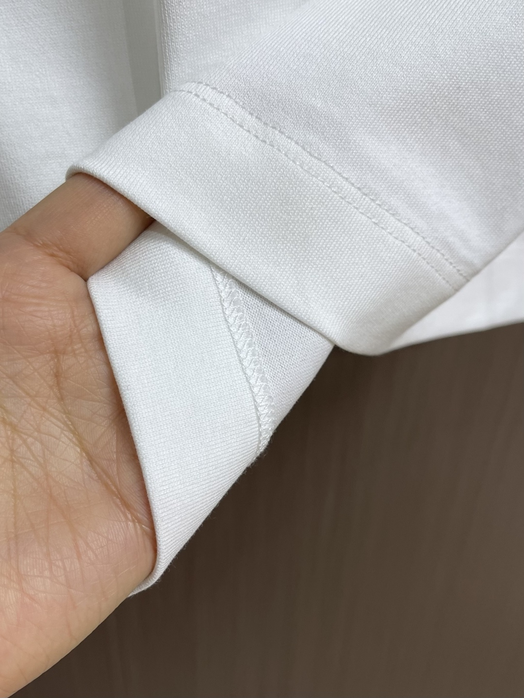 MONCLER 2026SS春夏短袖T恤，这款短袖面料采用32支双股新疆长绒棉紧密圆领短袖，领口用耐洗防