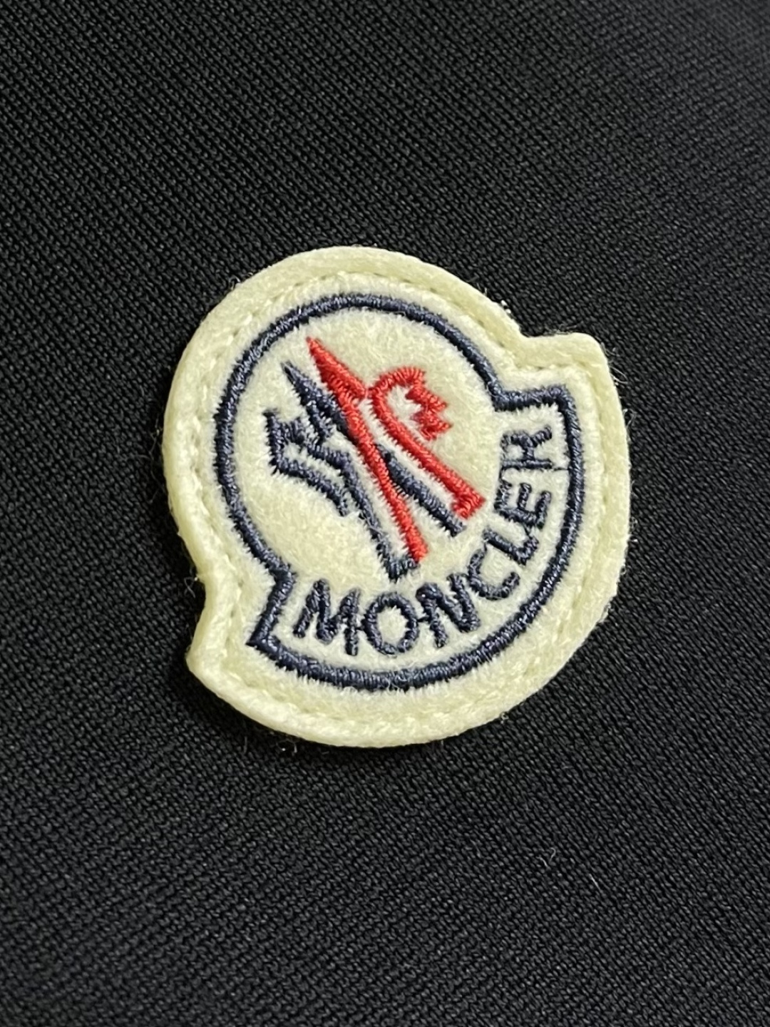 Moncler 2026SS早春新品休闲徽章短袖T恤。甄选高支长绒棉经液氨处理后，触感软糯亲肤，透气性绝