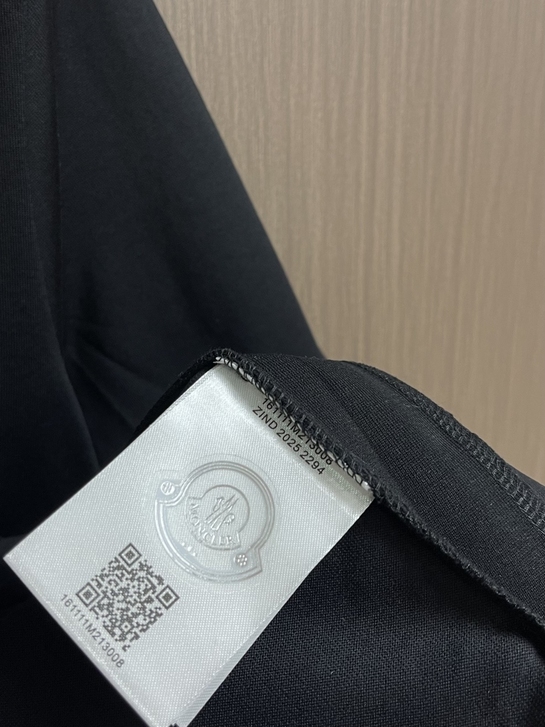 Moncler 2026SS早春新品休闲徽章短袖T恤。甄选高支长绒棉经液氨处理后，触感软糯亲肤，透气性绝