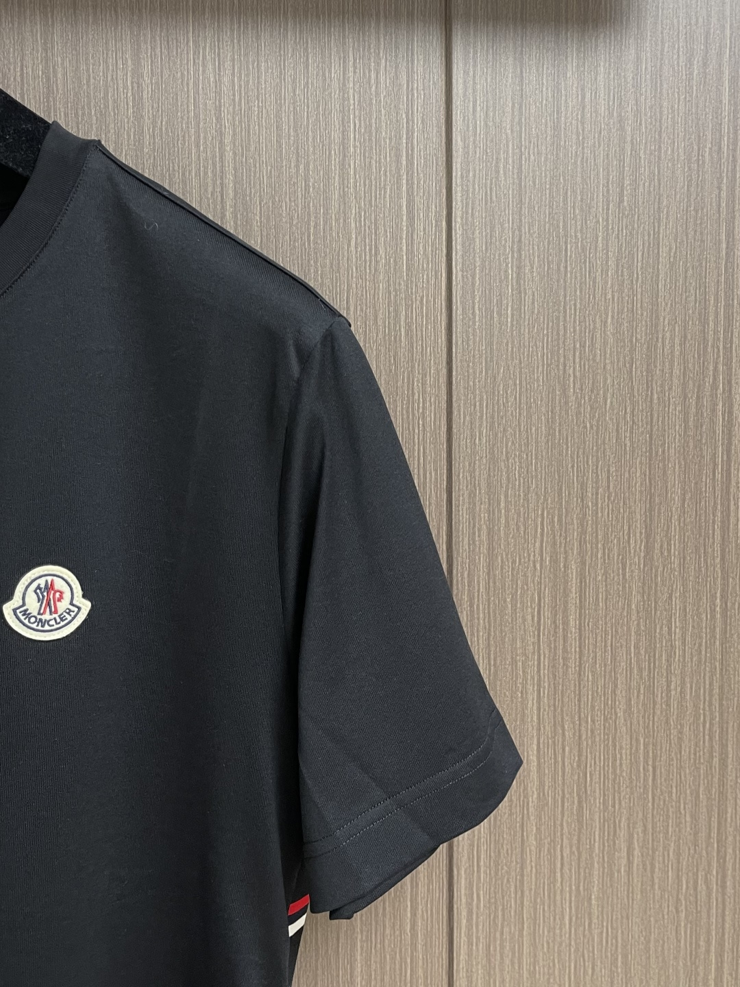 Moncler 2026SS早春新品休闲徽章短袖T恤。甄选高支长绒棉经液氨处理后，触感软糯亲肤，透气性绝