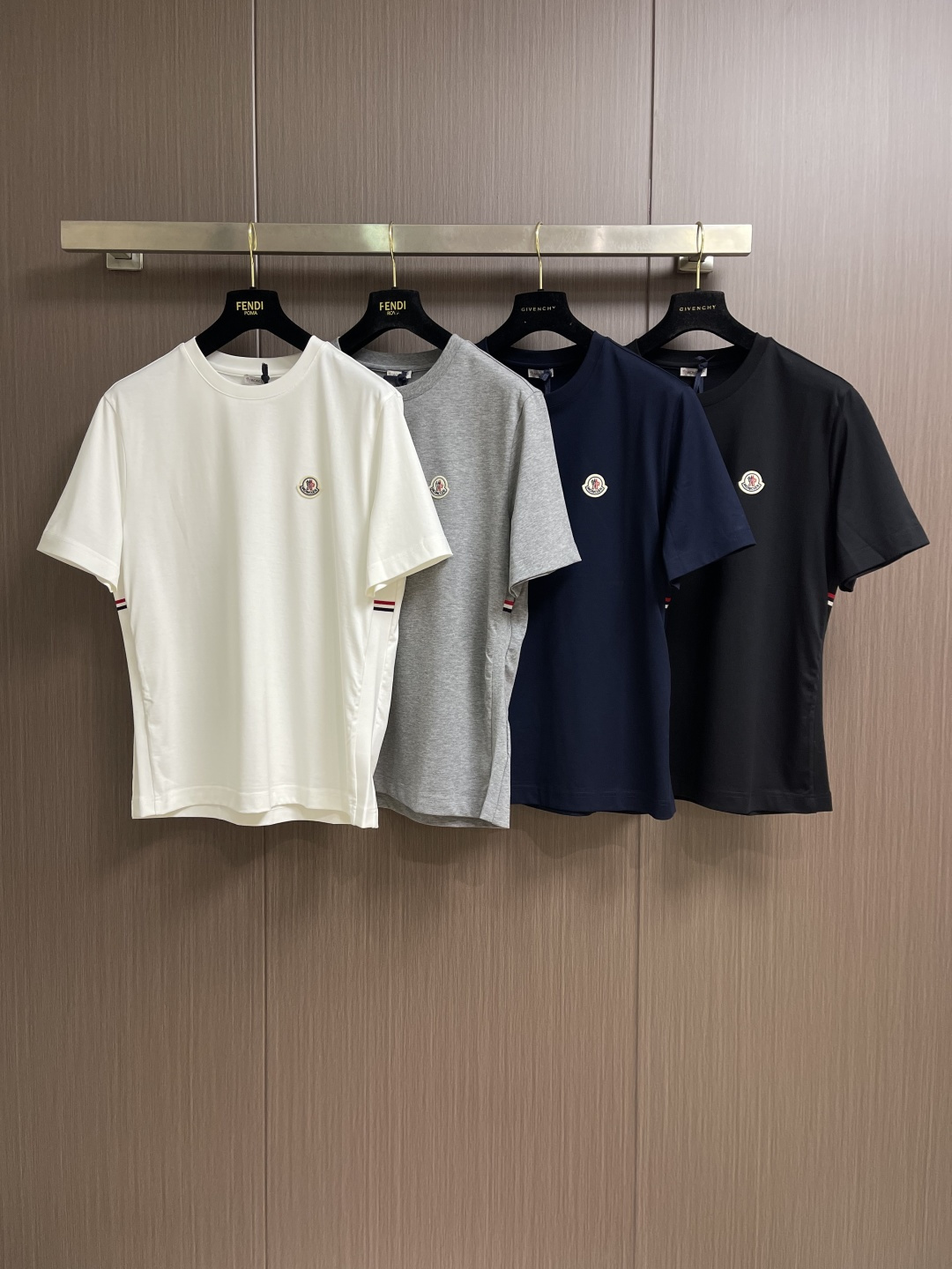 Moncler 2026SS早春新品休闲徽章短袖T恤。甄选高支长绒棉经液氨处理后，触感软糯亲肤，透气性绝