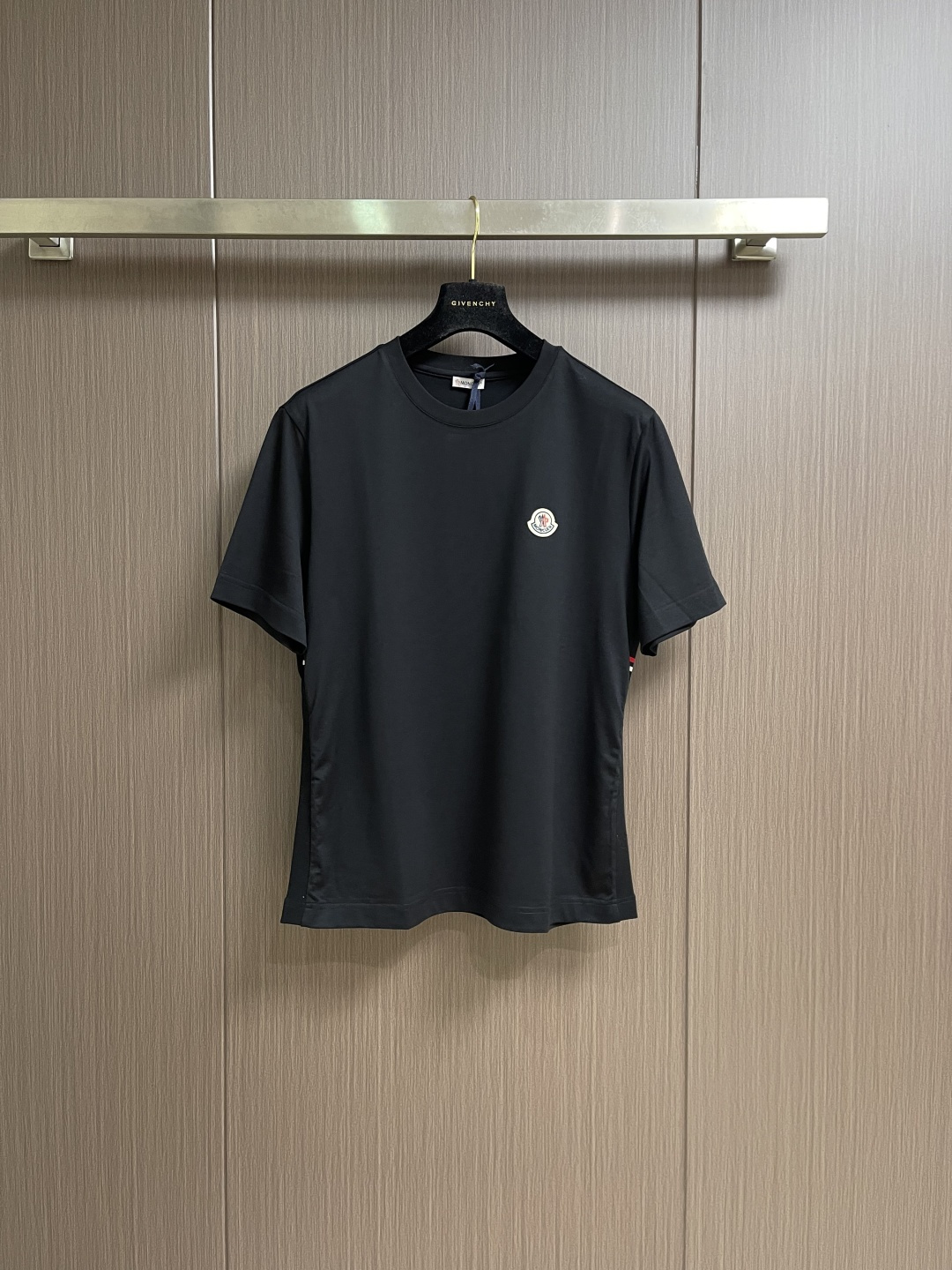 Moncler 2026SS早春新品休闲徽章短袖T恤。甄选高支长绒棉经液氨处理后，触感软糯亲肤，透气性绝