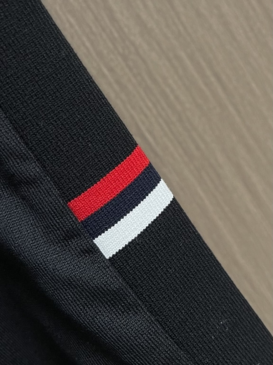 Moncler 2026SS早春新品休闲徽章短袖T恤。甄选高支长绒棉经液氨处理后，触感软糯亲肤，透气性绝