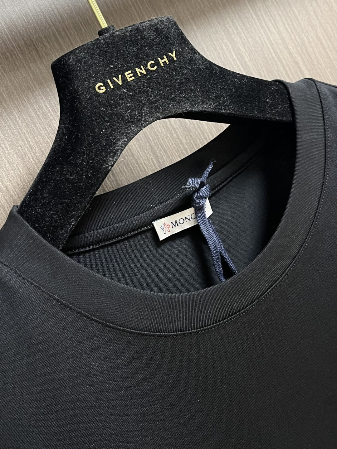 Moncler 2026SS早春新品休闲徽章短袖T恤。甄选高支长绒棉经液氨处理后，触感软糯亲肤，透气性绝