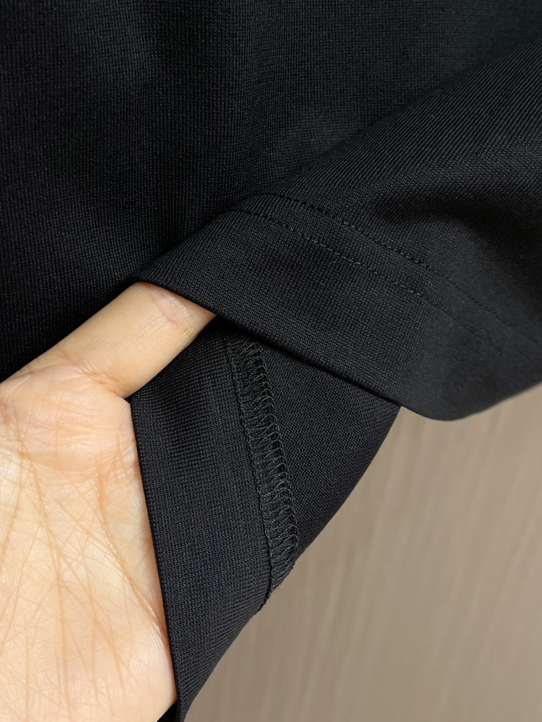 Moncler 2026SS早春新品休闲徽章短袖T恤。甄选高支长绒棉经液氨处理后，触感软糯亲肤，透气性绝