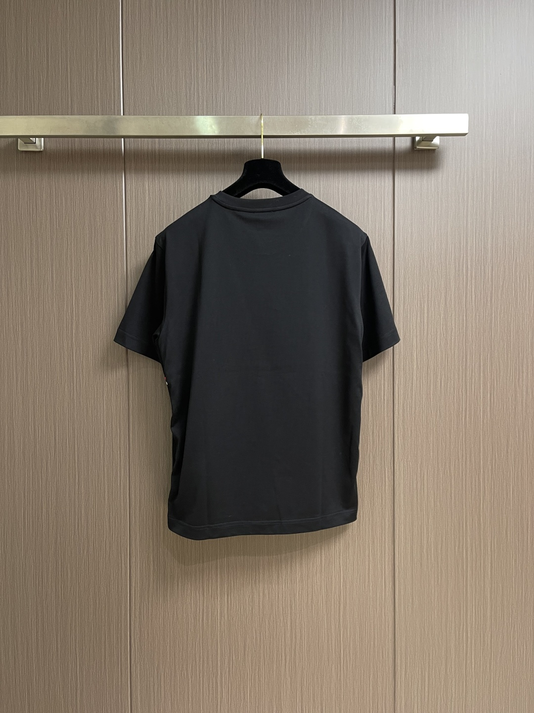 Moncler 2026SS早春新品休闲徽章短袖T恤。甄选高支长绒棉经液氨处理后，触感软糯亲肤，透气性绝