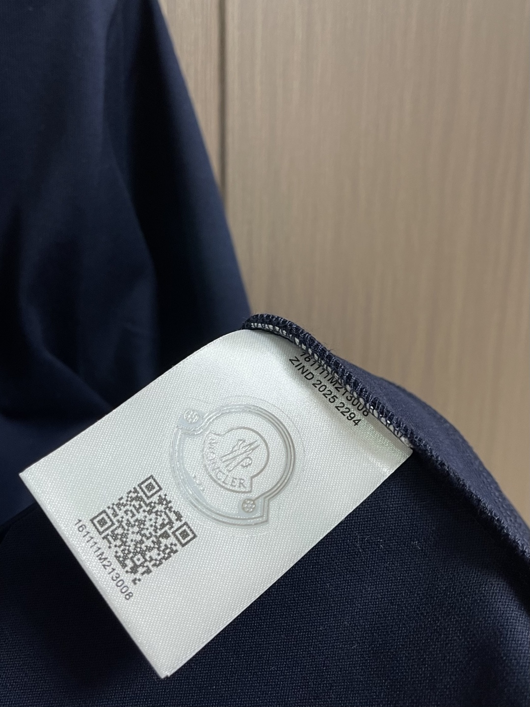 Moncler 2026SS早春新品休闲徽章短袖T恤。甄选高支长绒棉经液氨处理后，触感软糯亲肤，透气性绝