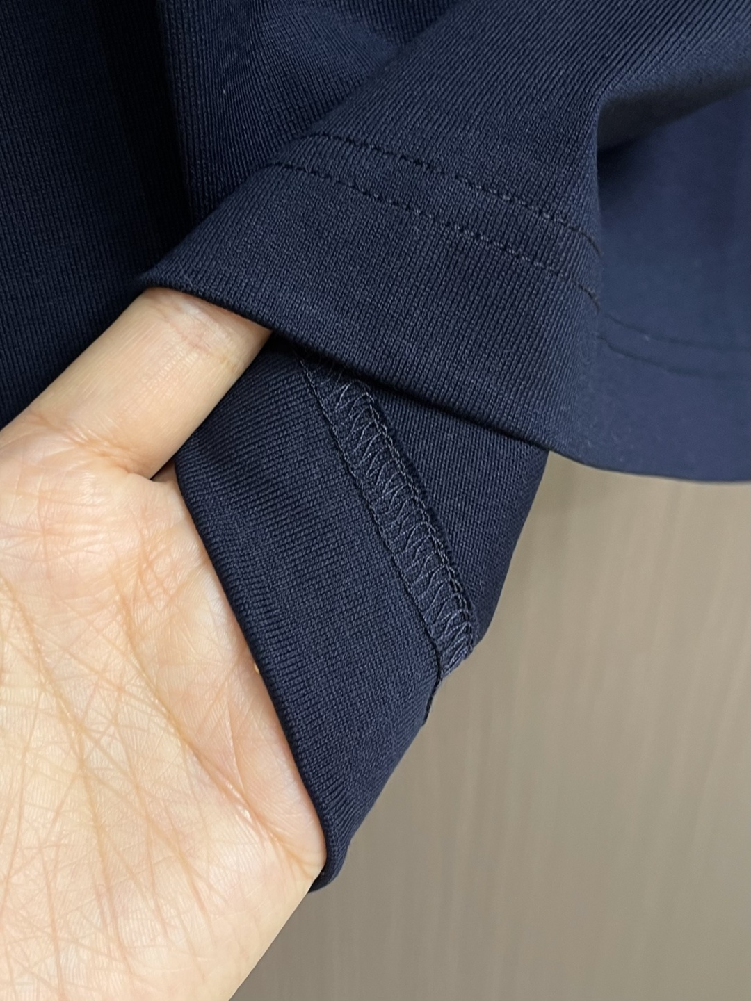 Moncler 2026SS早春新品休闲徽章短袖T恤。甄选高支长绒棉经液氨处理后，触感软糯亲肤，透气性绝