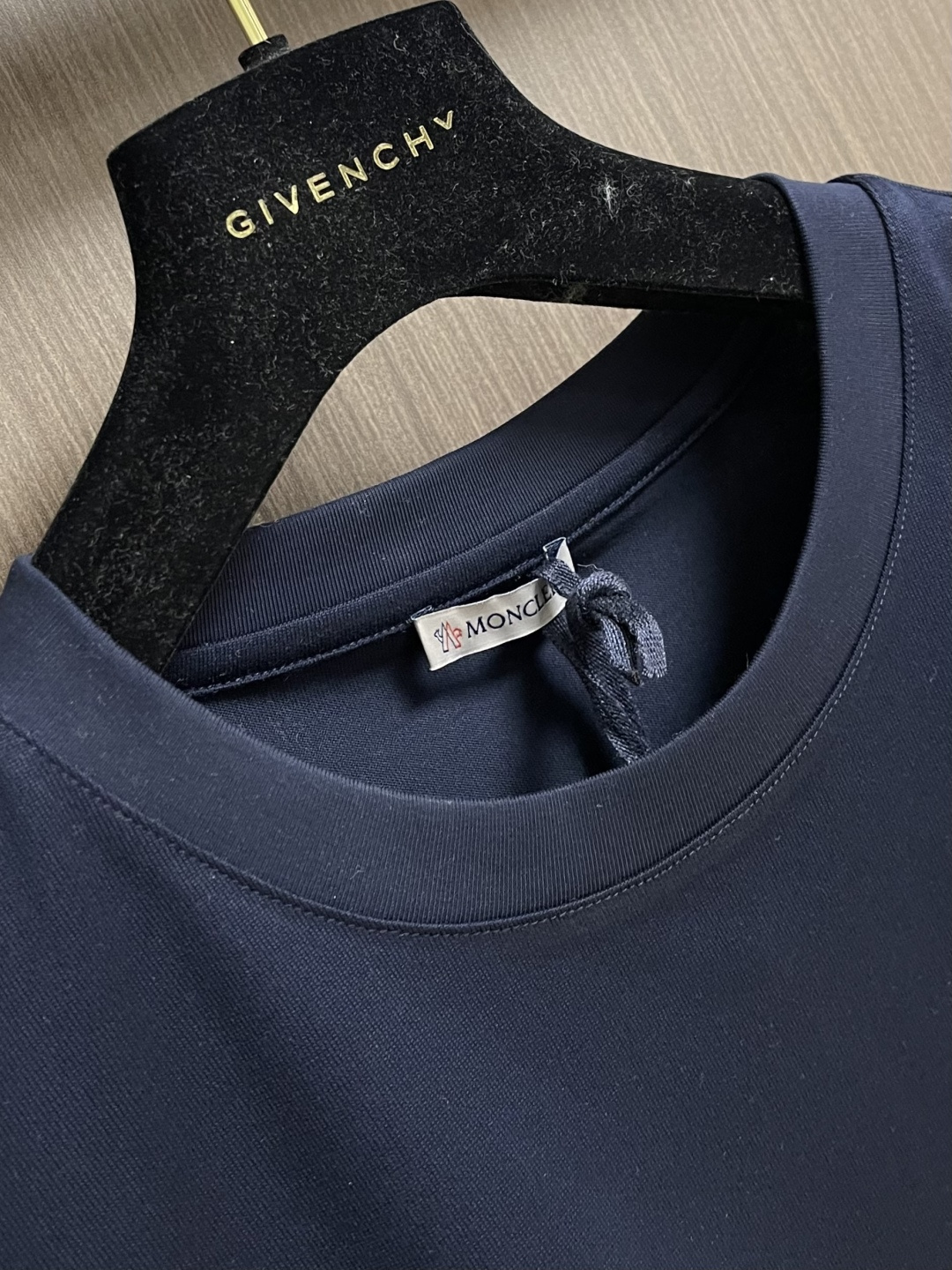 Moncler 2026SS早春新品休闲徽章短袖T恤。甄选高支长绒棉经液氨处理后，触感软糯亲肤，透气性绝