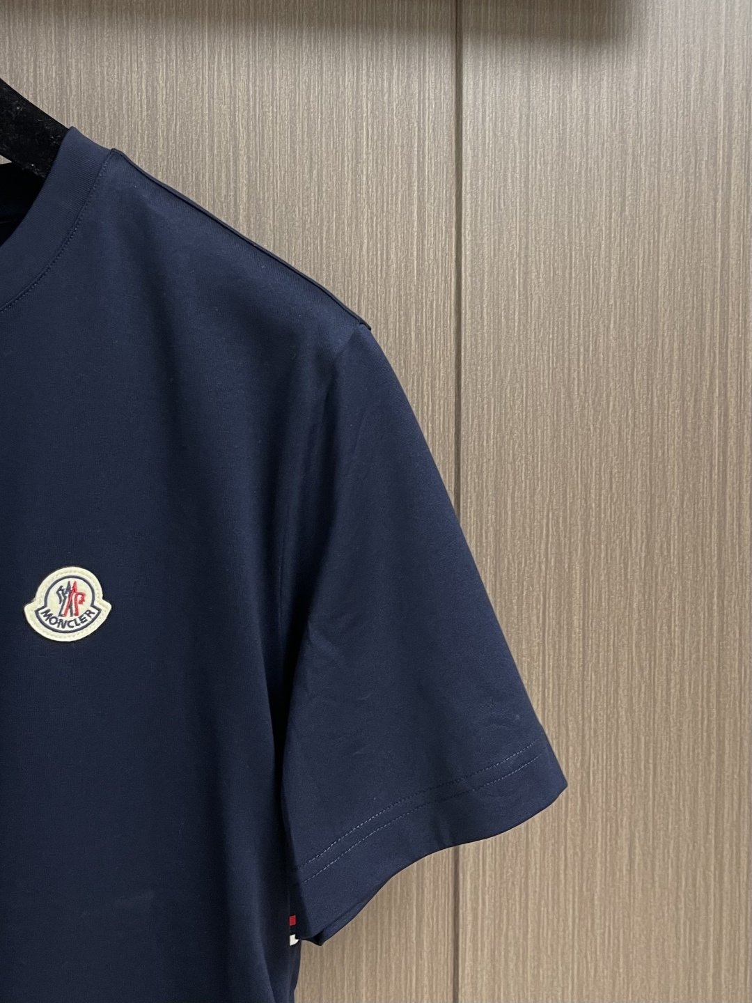 Moncler 2026SS早春新品休闲徽章短袖T恤。甄选高支长绒棉经液氨处理后，触感软糯亲肤，透气性绝