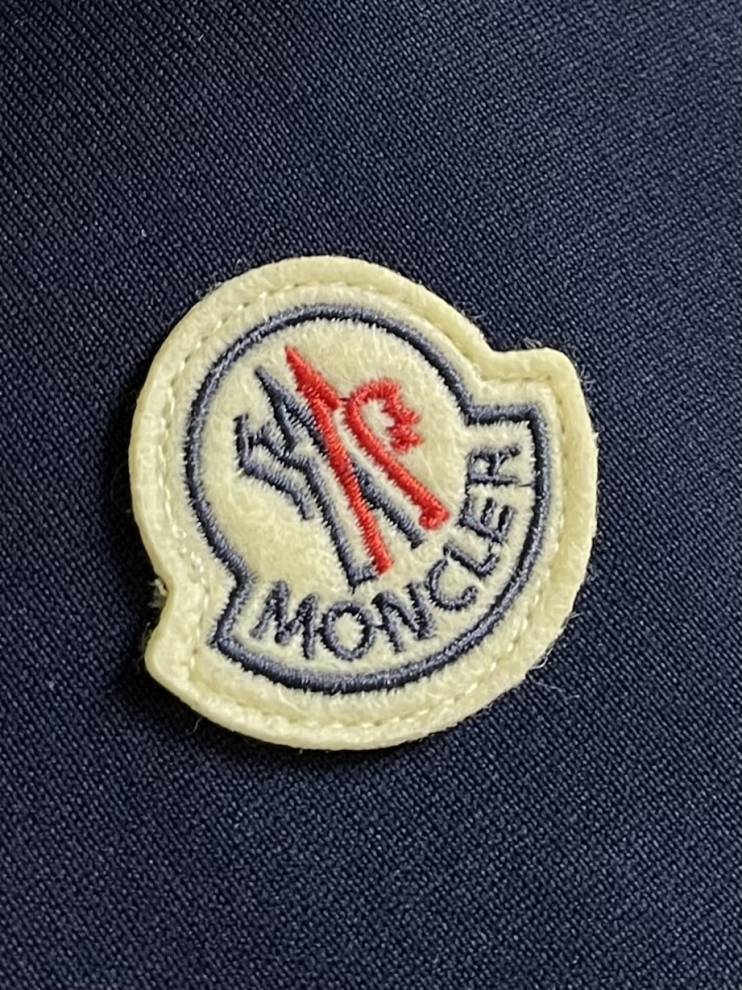 Moncler 2026SS早春新品休闲徽章短袖T恤。甄选高支长绒棉经液氨处理后，触感软糯亲肤，透气性绝