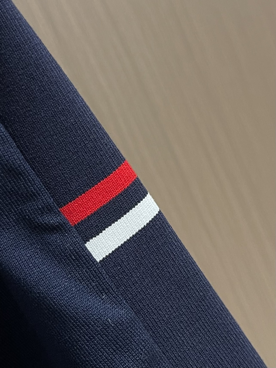 Moncler 2026SS早春新品休闲徽章短袖T恤。甄选高支长绒棉经液氨处理后，触感软糯亲肤，透气性绝