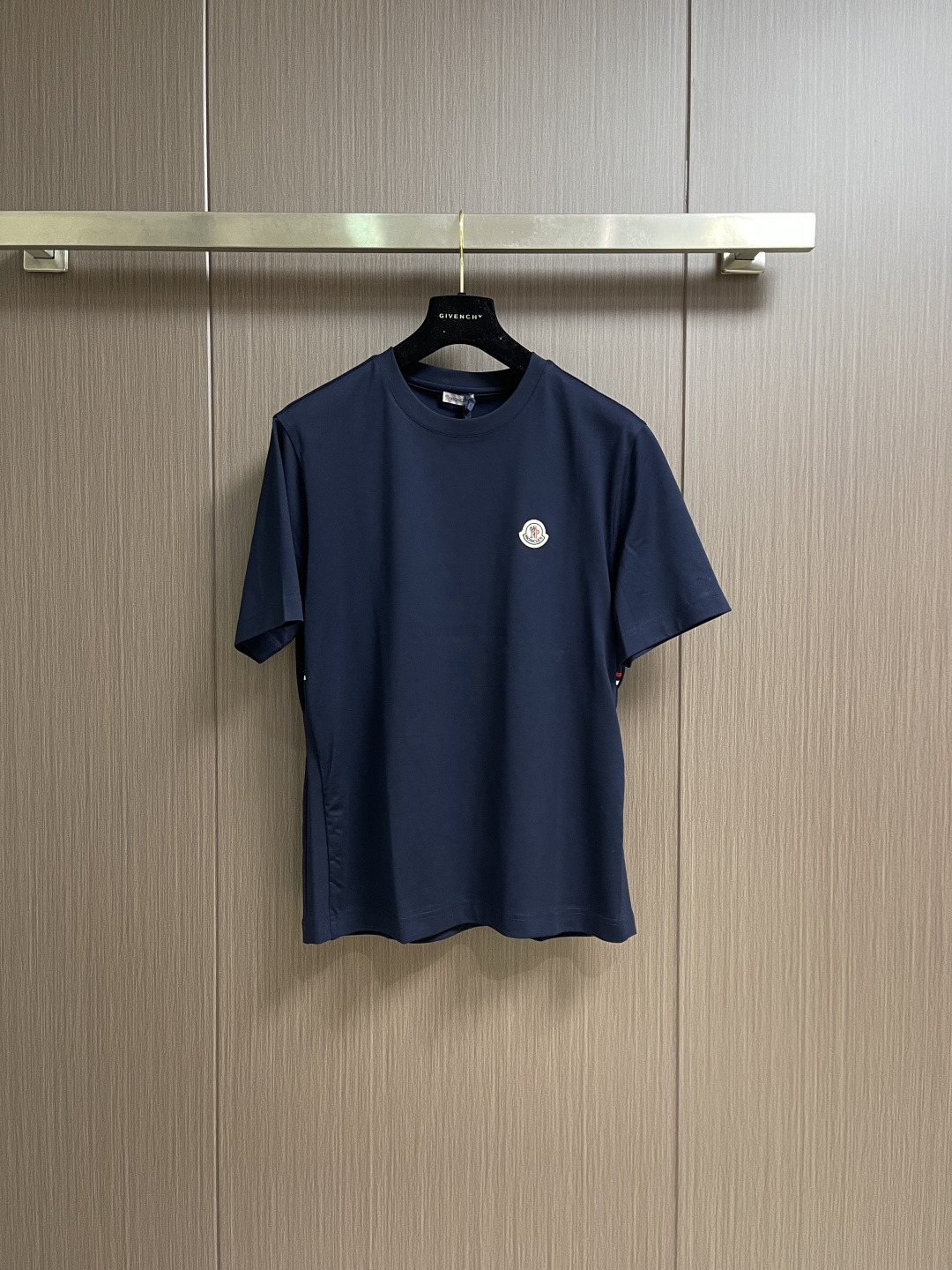 Moncler 2026SS早春新品休闲徽章短袖T恤。甄选高支长绒棉经液氨处理后，触感软糯亲肤，透气性绝