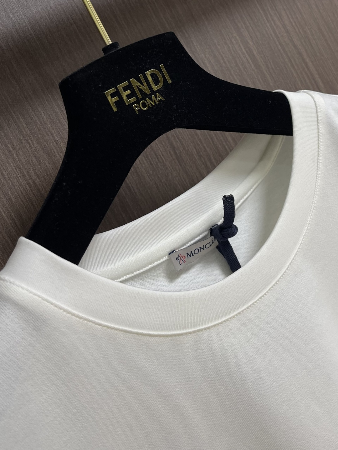 Moncler 2026SS早春新品休闲徽章短袖T恤。甄选高支长绒棉经液氨处理后，触感软糯亲肤，透气性绝