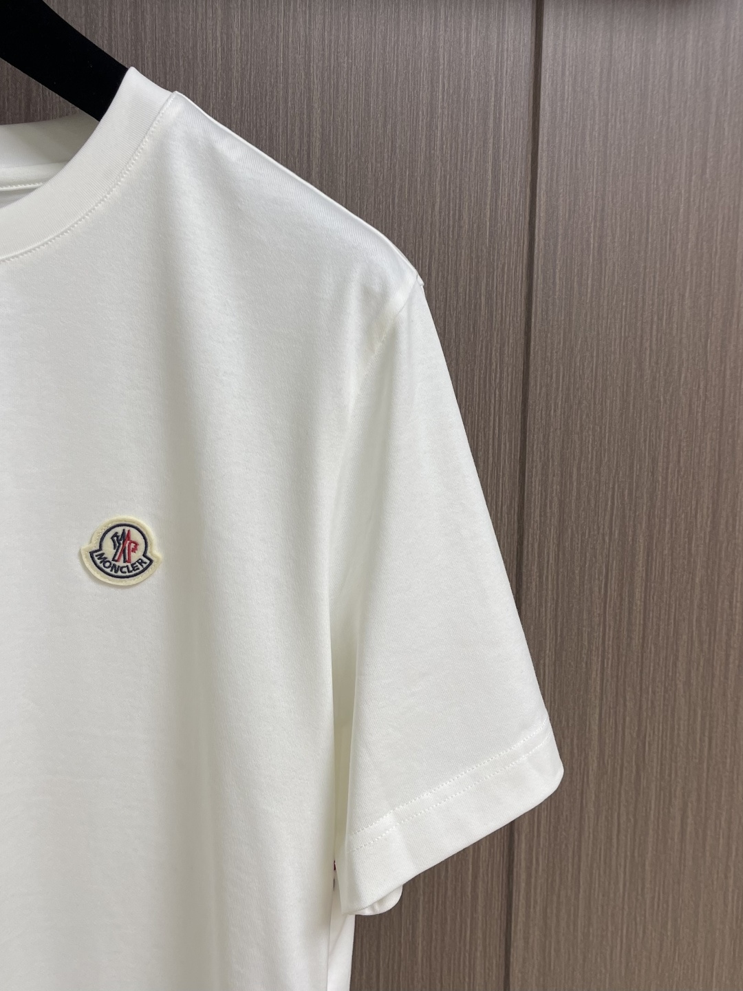 Moncler 2026SS早春新品休闲徽章短袖T恤。甄选高支长绒棉经液氨处理后，触感软糯亲肤，透气性绝