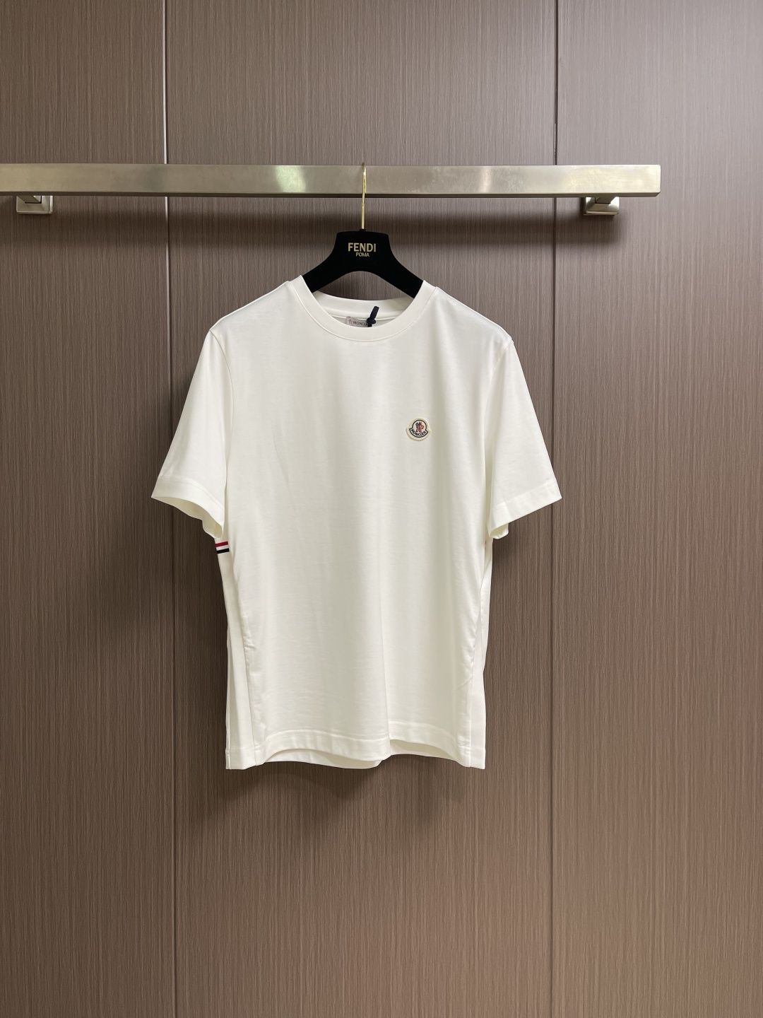 Moncler 2026SS早春新品休闲徽章短袖T恤。甄选高支长绒棉经液氨处理后，触感软糯亲肤，透气性绝