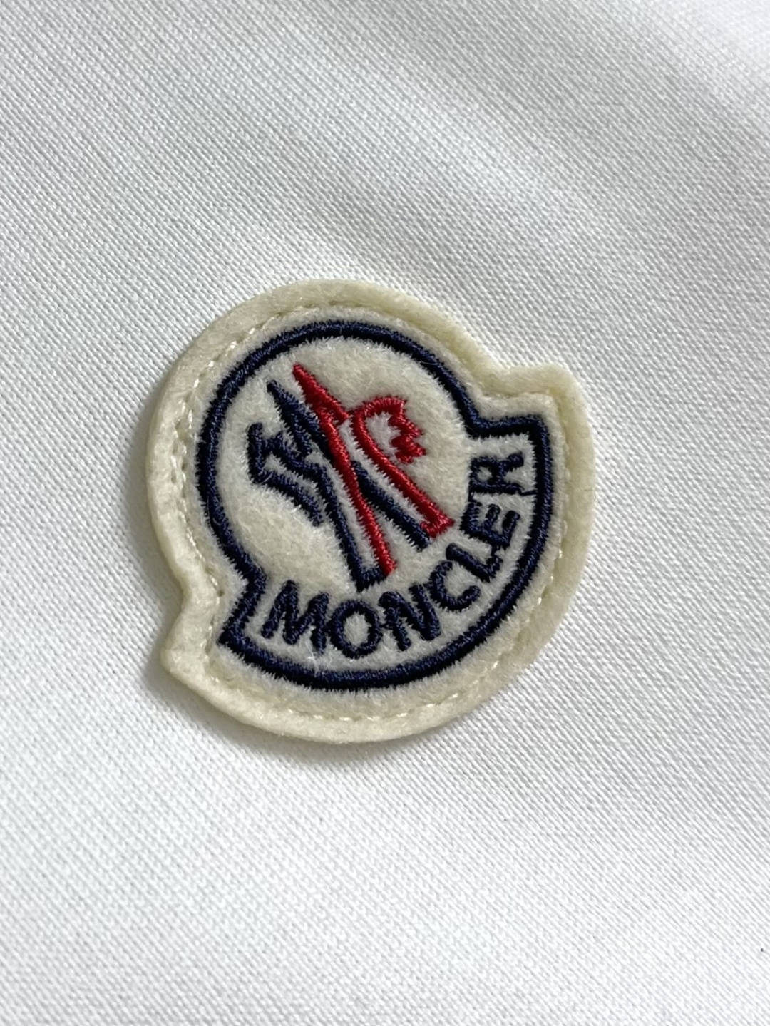Moncler 2026SS早春新品休闲徽章短袖T恤。甄选高支长绒棉经液氨处理后，触感软糯亲肤，透气性绝