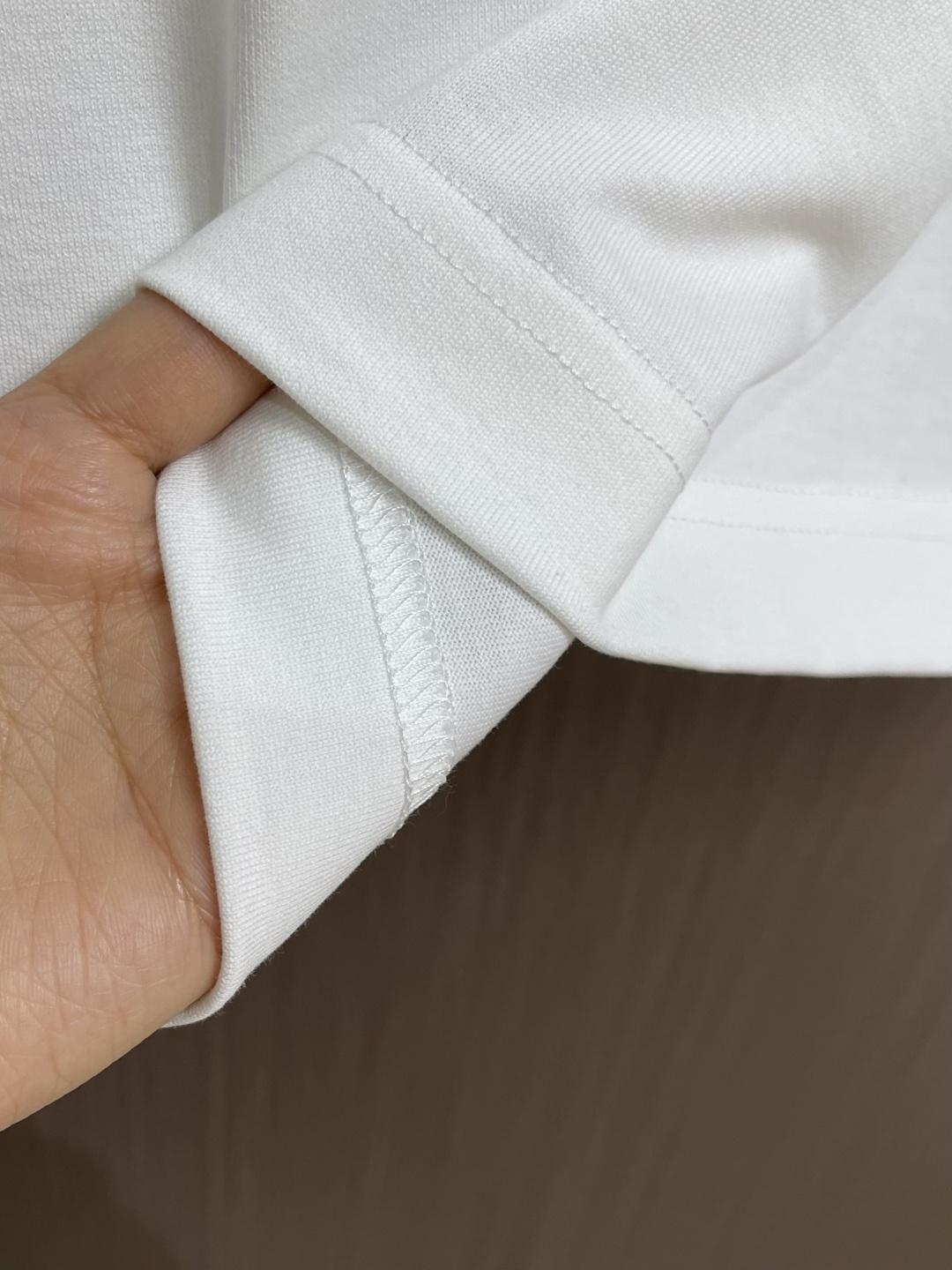 Moncler 2026SS早春新品休闲徽章短袖T恤。甄选高支长绒棉经液氨处理后，触感软糯亲肤，透气性绝