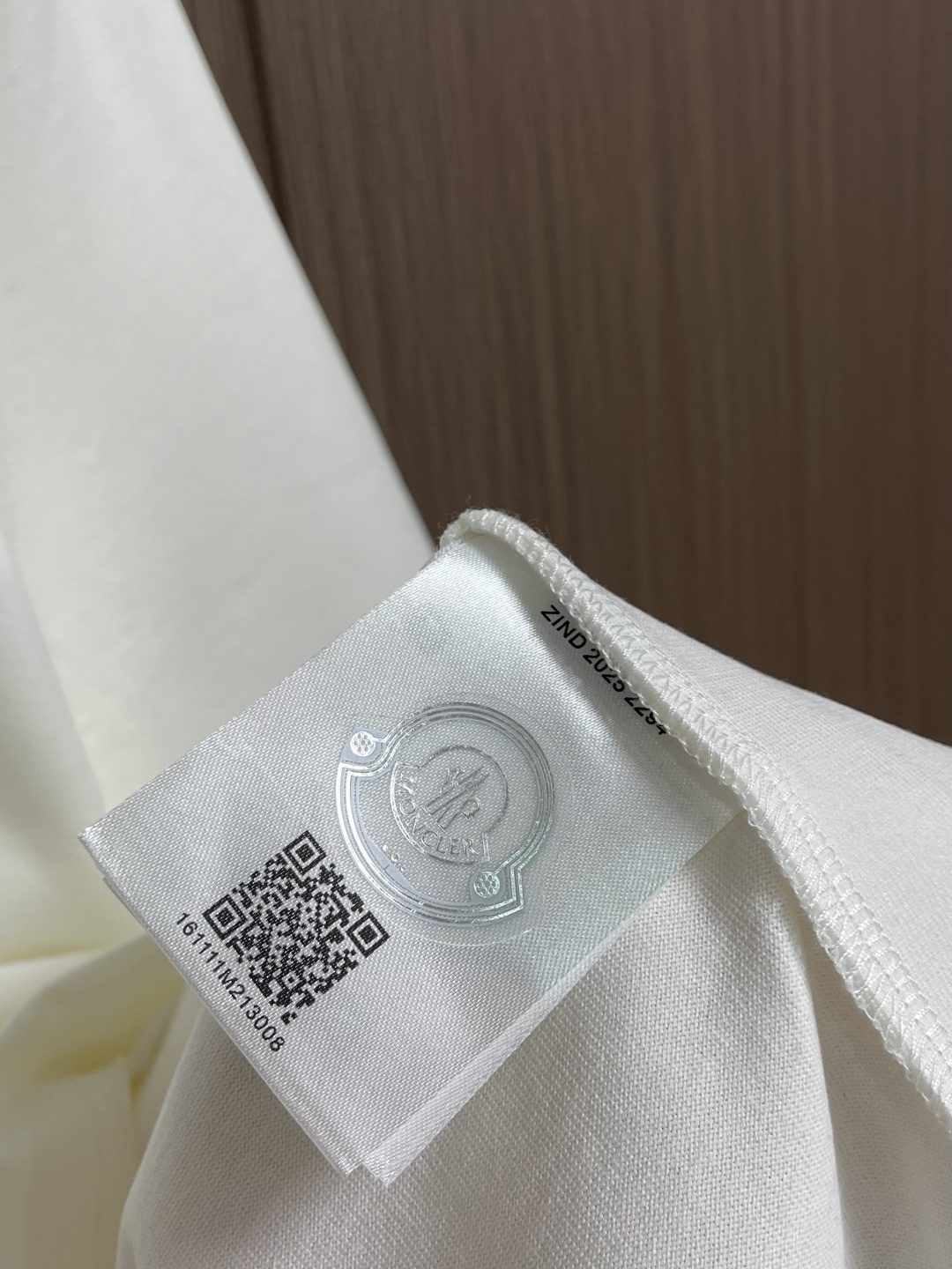 Moncler 2026SS早春新品休闲徽章短袖T恤。甄选高支长绒棉经液氨处理后，触感软糯亲肤，透气性绝