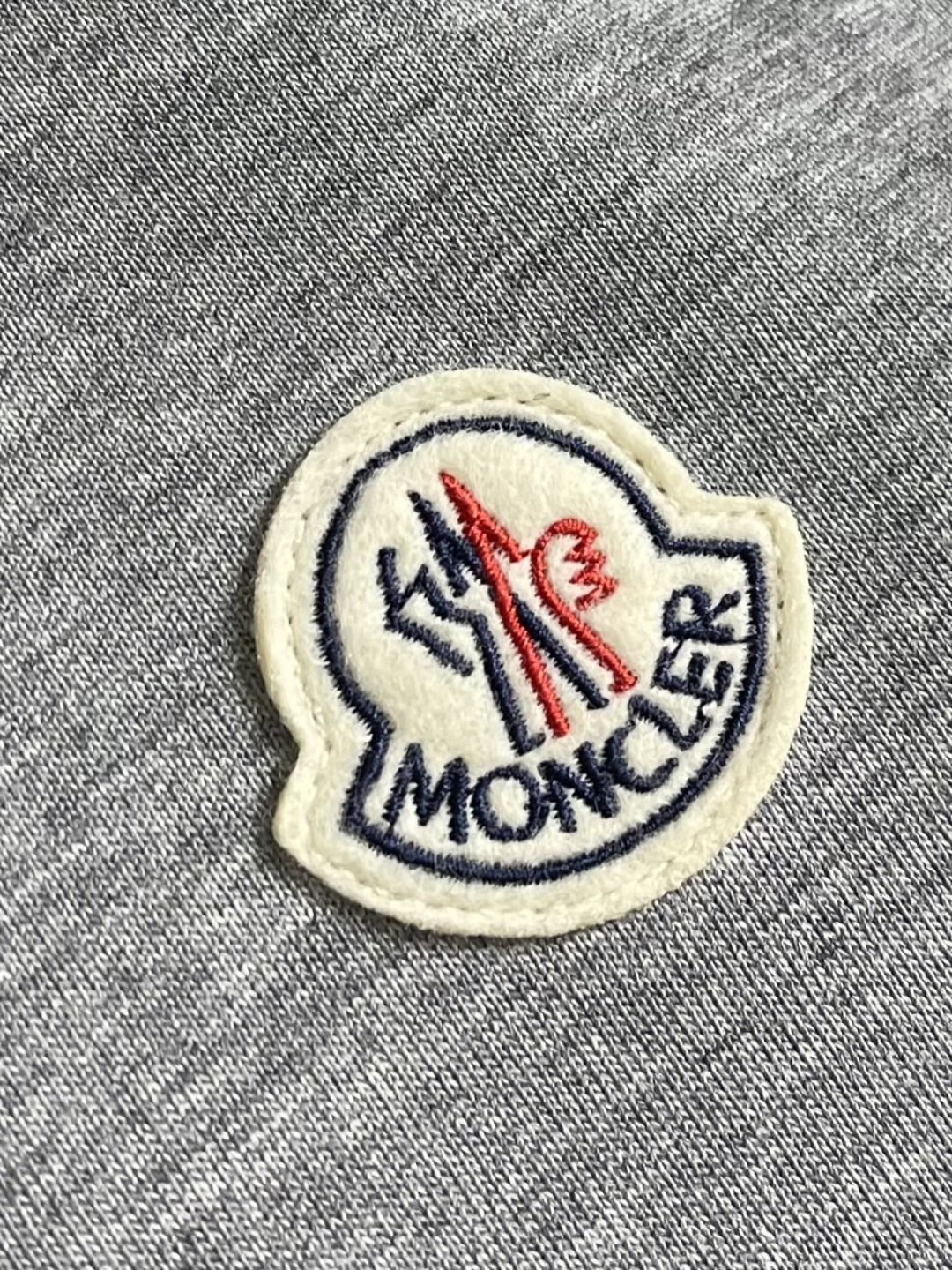 Moncler 2026SS早春新品休闲徽章短袖T恤。甄选高支长绒棉经液氨处理后，触感软糯亲肤，透气性绝