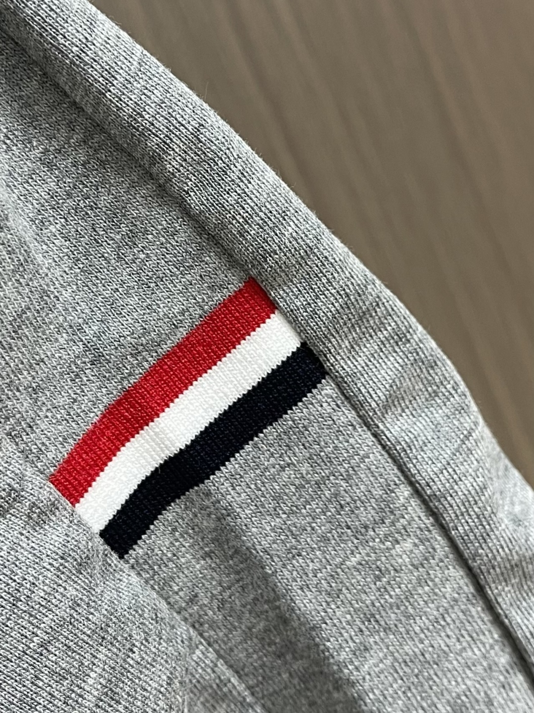 Moncler 2026SS早春新品休闲徽章短袖T恤。甄选高支长绒棉经液氨处理后，触感软糯亲肤，透气性绝