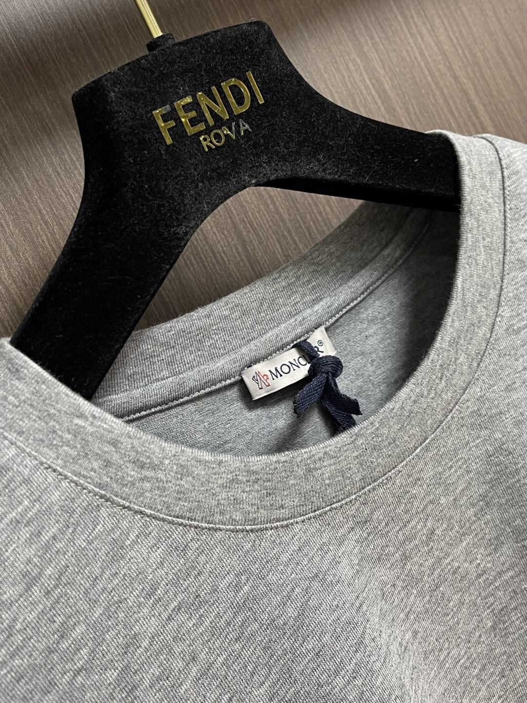 Moncler 2026SS早春新品休闲徽章短袖T恤。甄选高支长绒棉经液氨处理后，触感软糯亲肤，透气性绝